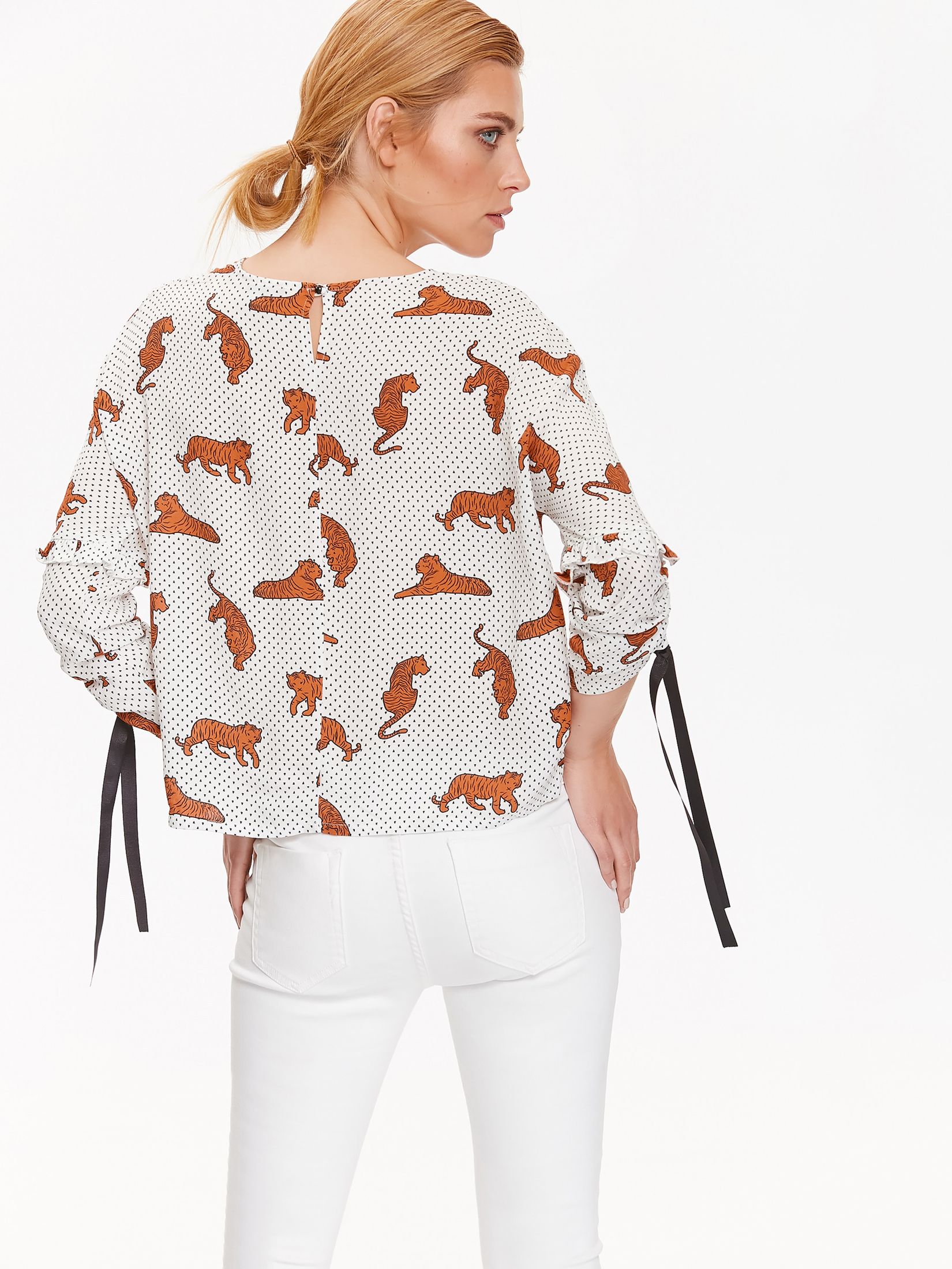 Bluzka damska w kropki oraz tygrysy, z ozdobnym wiązaniem przy rękawach