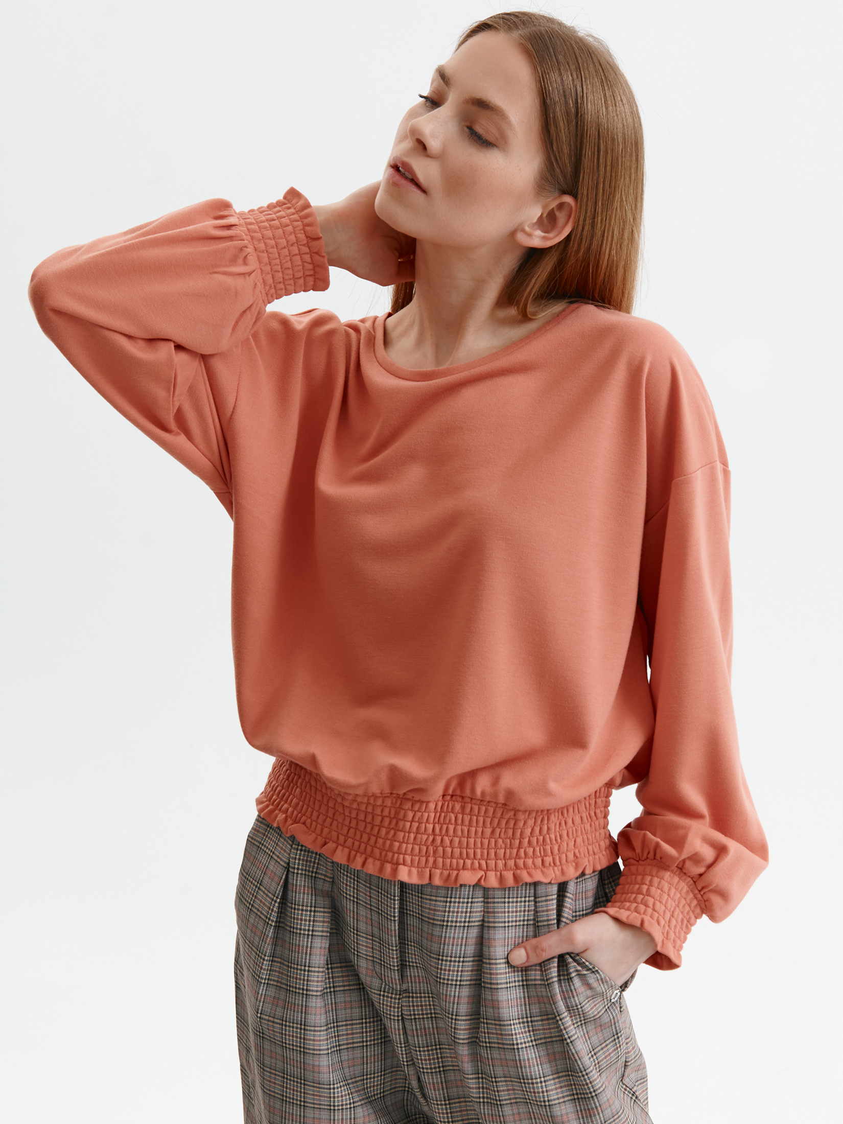 Krótka bluza zakończona szerokim ściągaczem