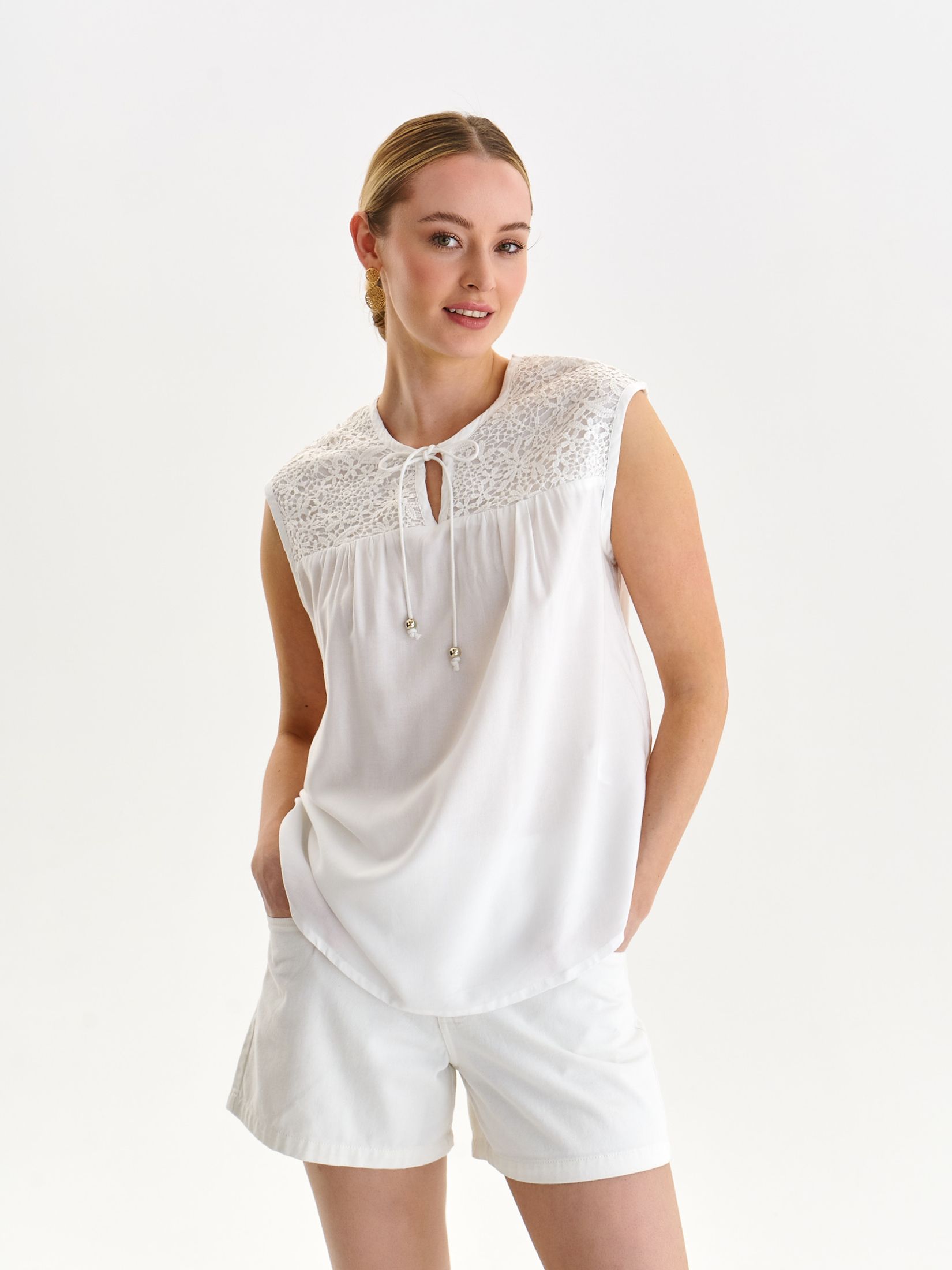 Bluzka bez rękawów z ozdobną koronką