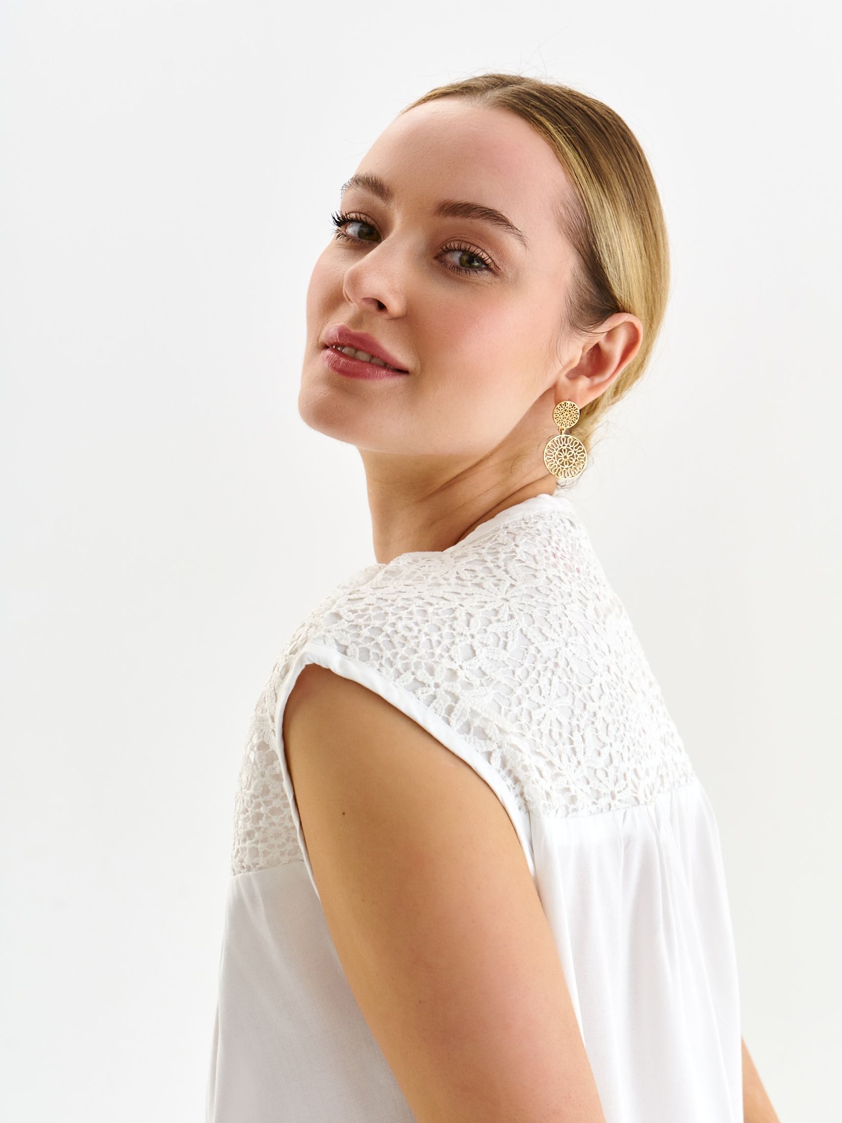 Bluzka bez rękawów z ozdobną koronką