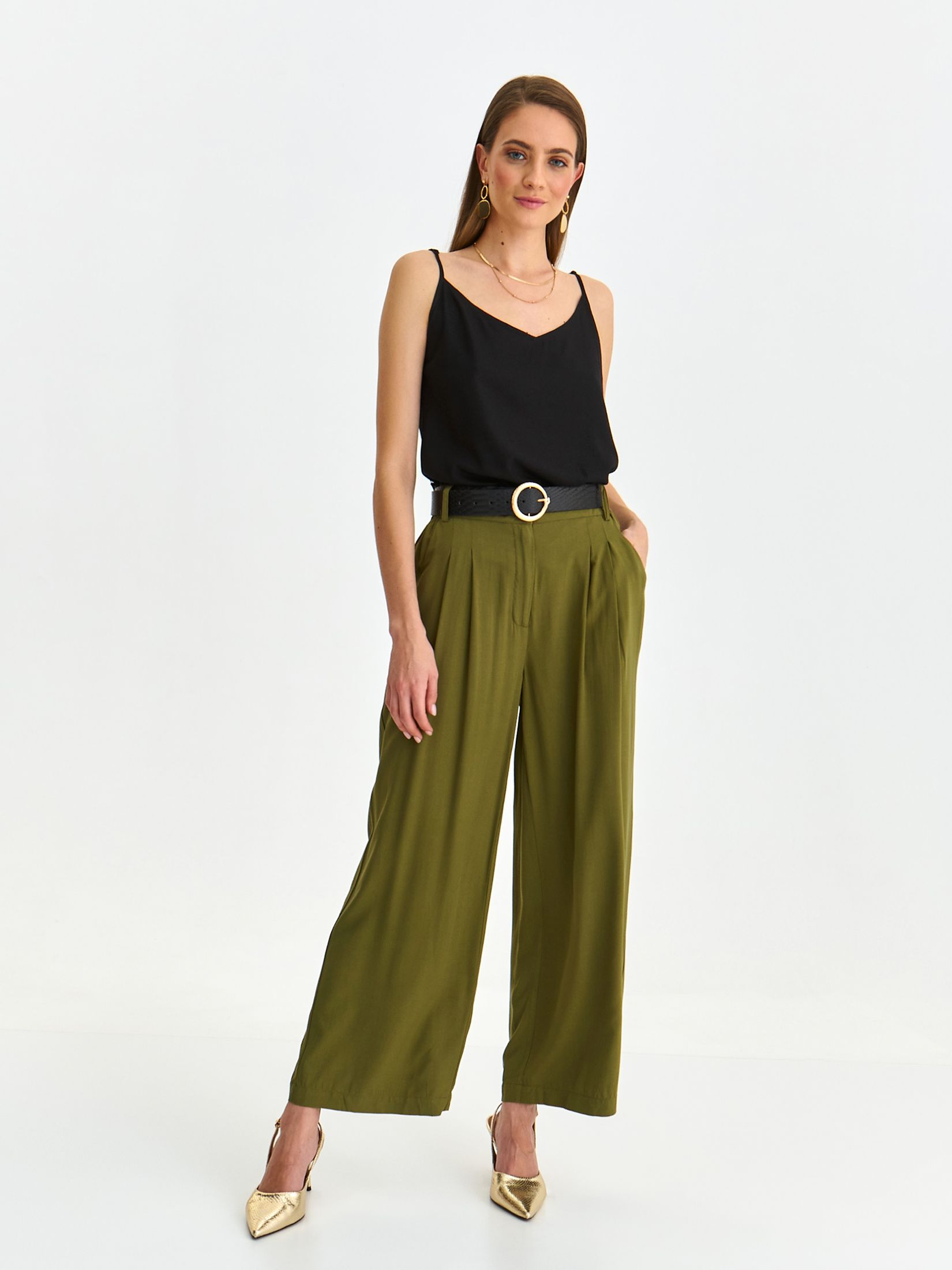 Czarny top na cienkich ramiączkach