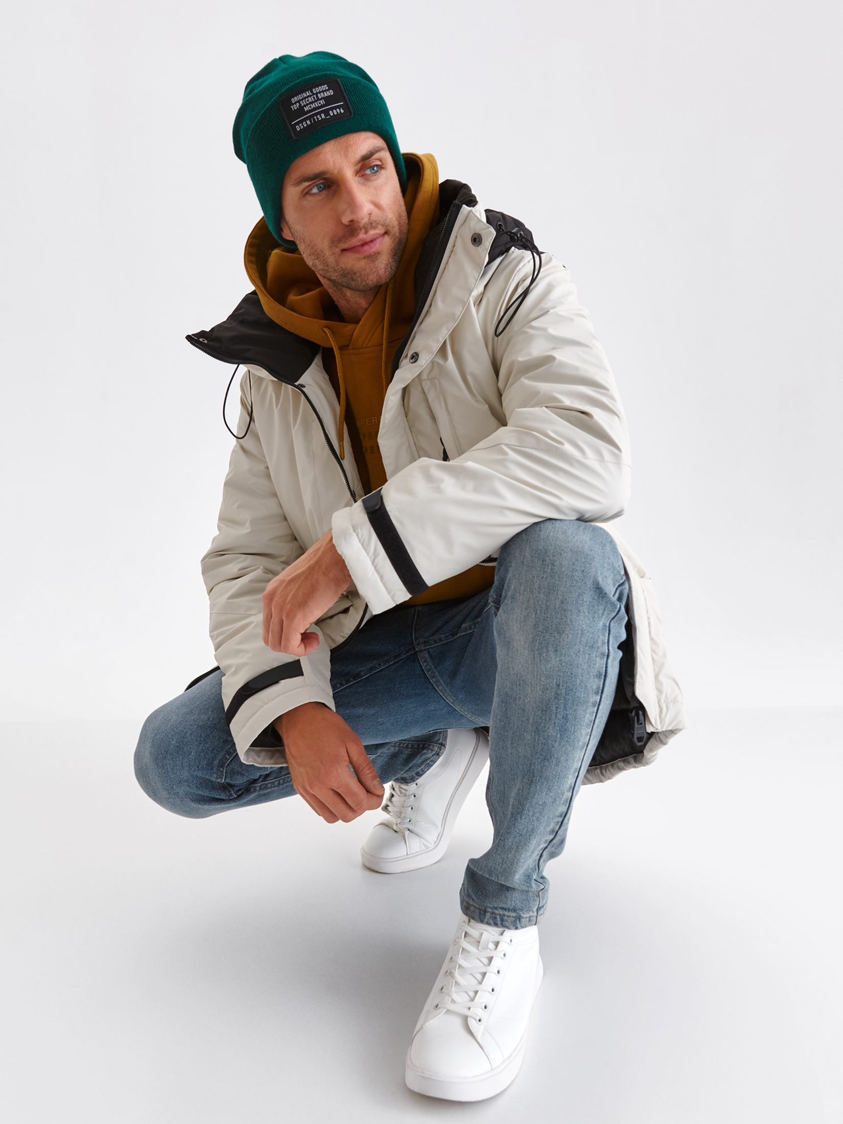 Czapka beanie z naszywką