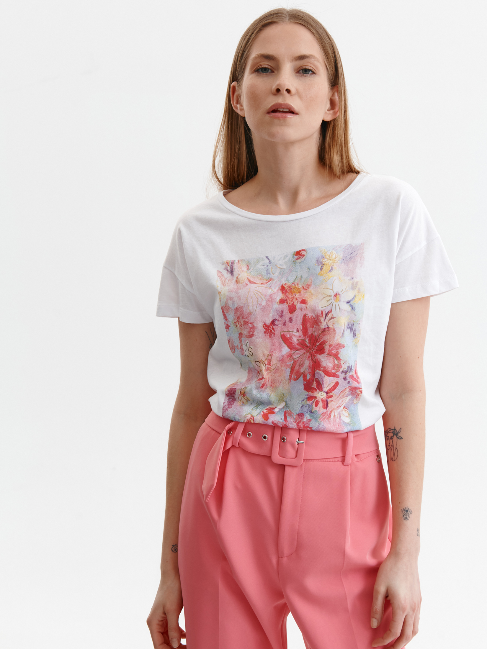 T-shirt damski z nadrukiem w kwiaty