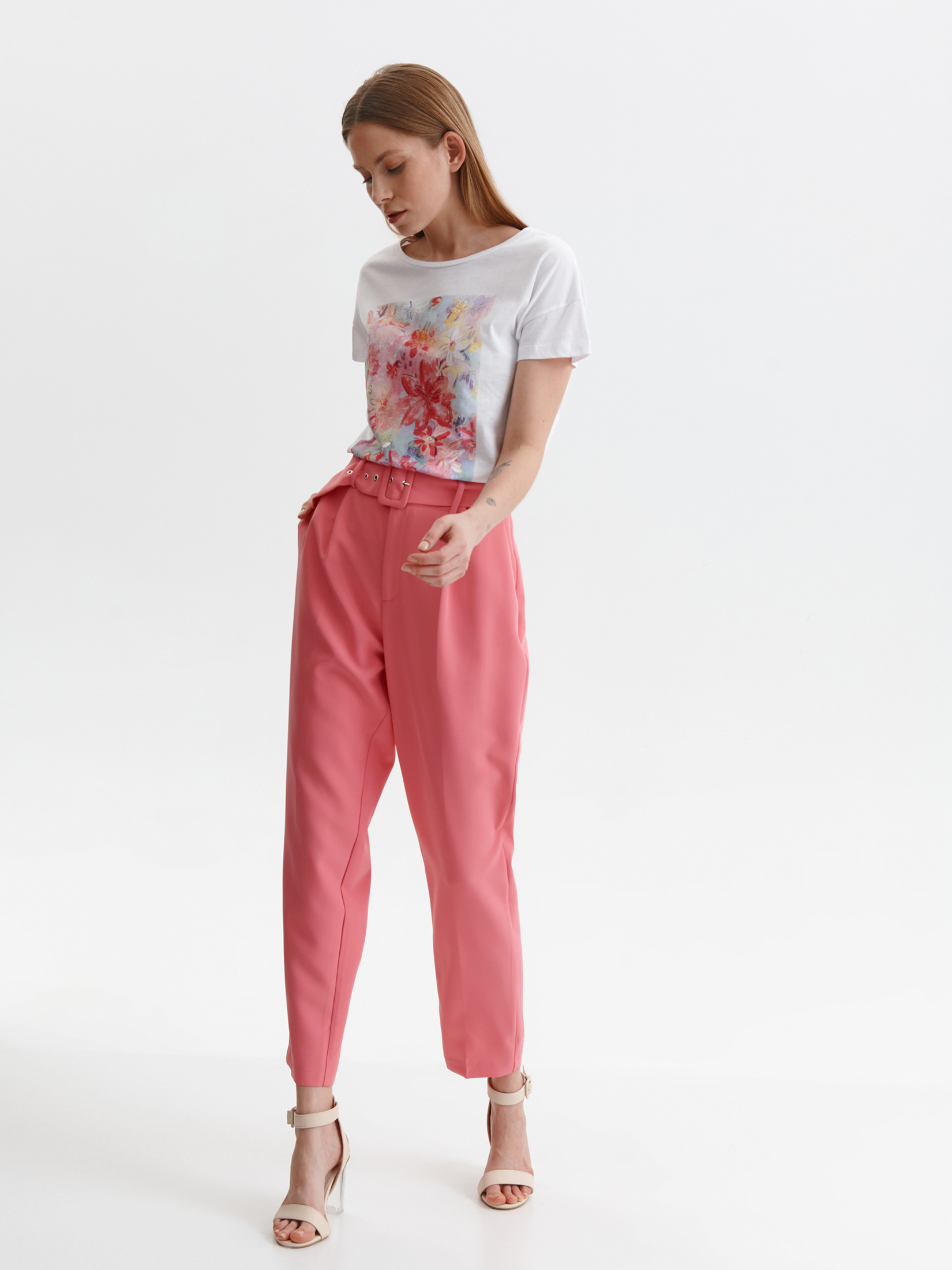 T-shirt damski z nadrukiem w kwiaty
