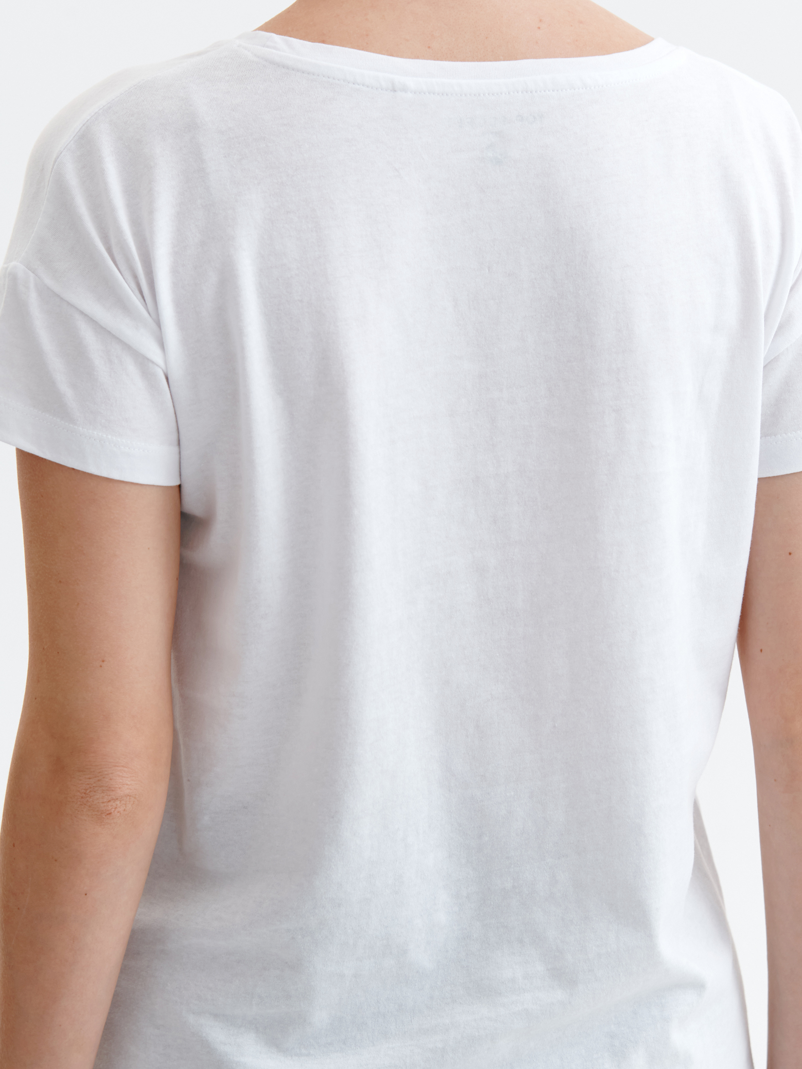 T-shirt damski z nadrukiem w kwiaty
