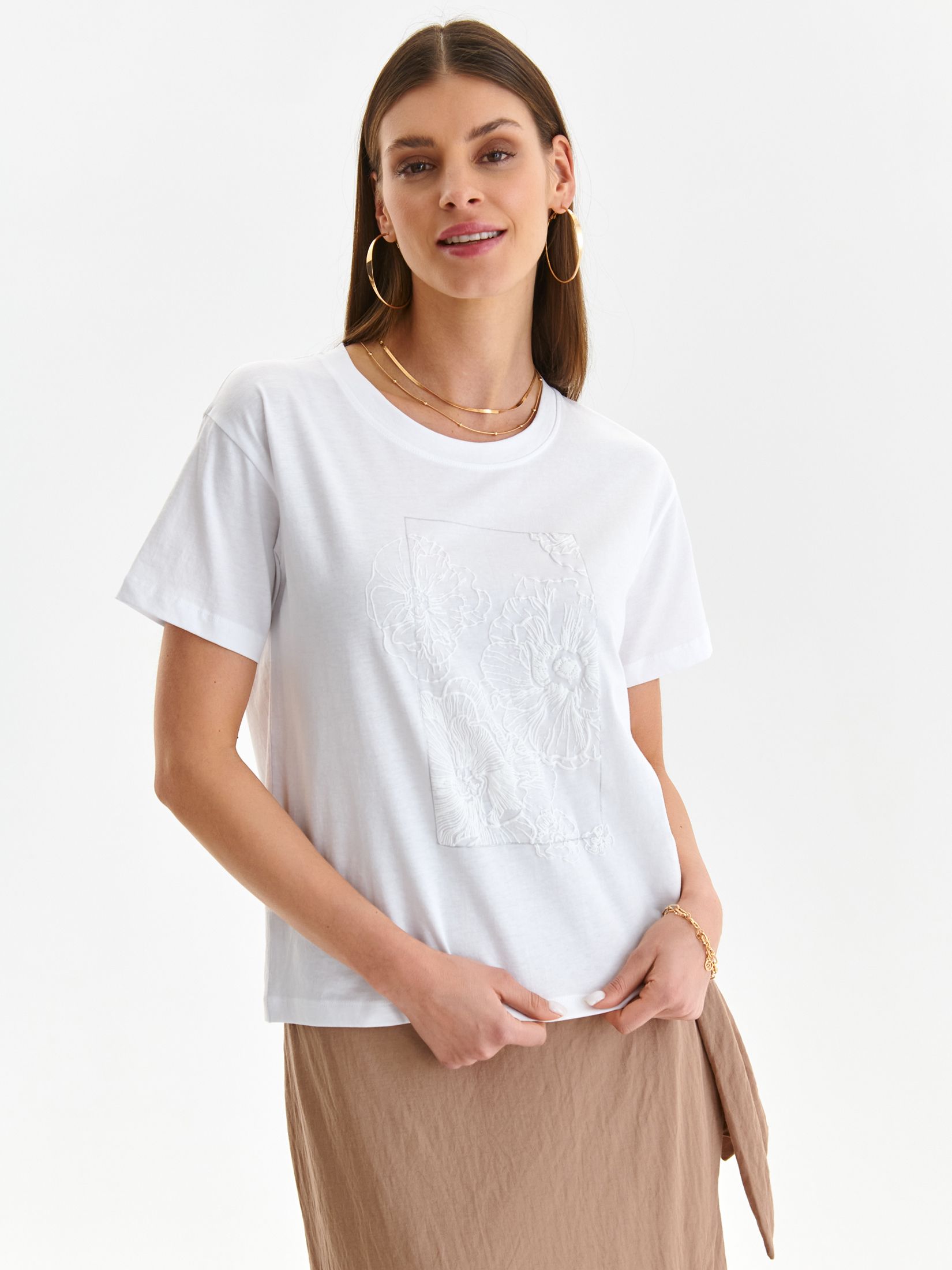 T-shirt damski z kwiatową aplikacją