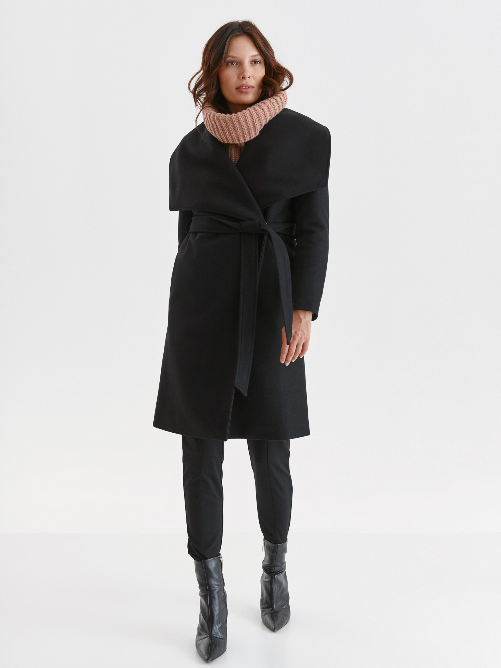 Długi płaszcz z kołnierzem