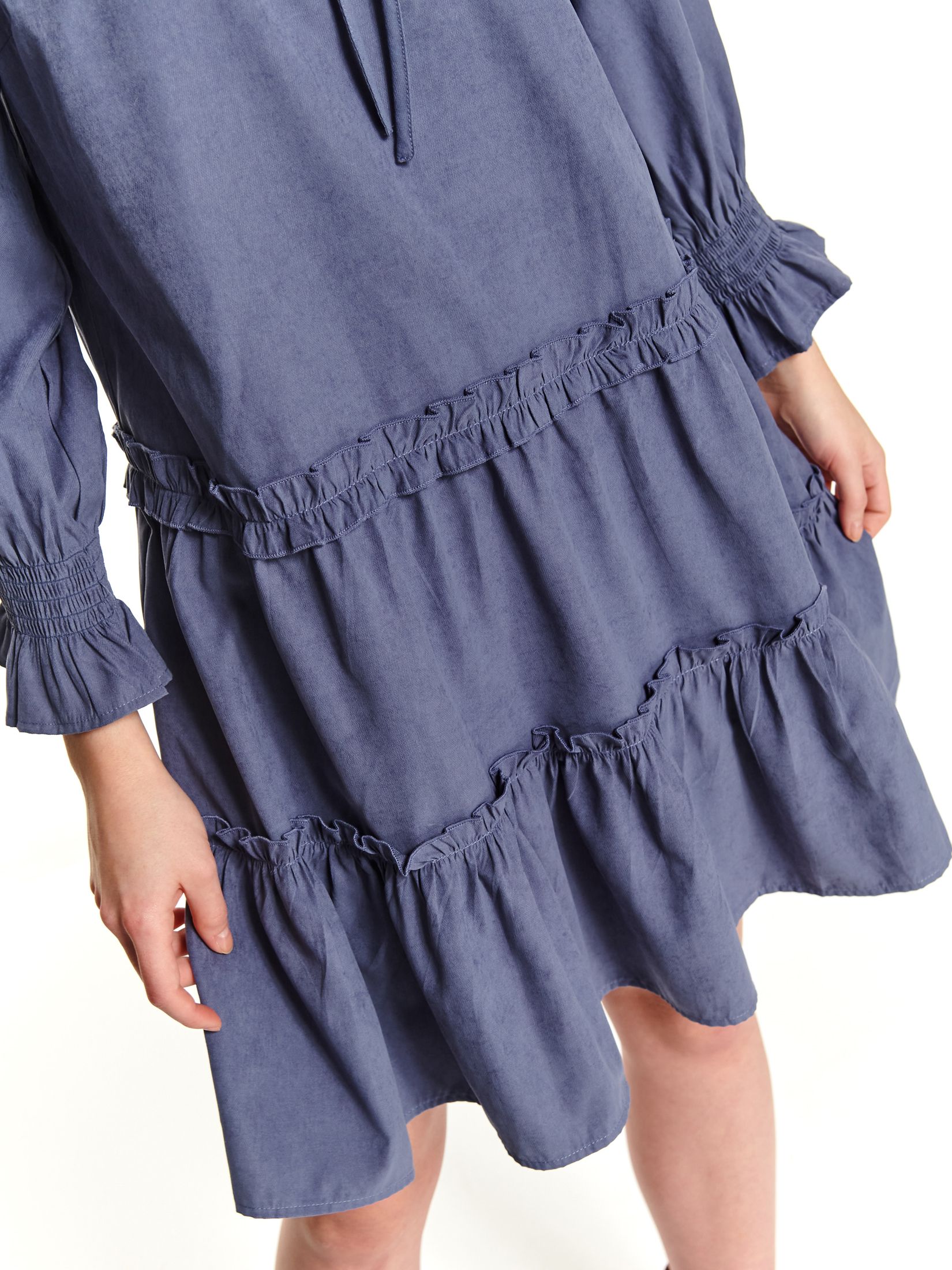 Sukienka z falbanką i wiązaniem