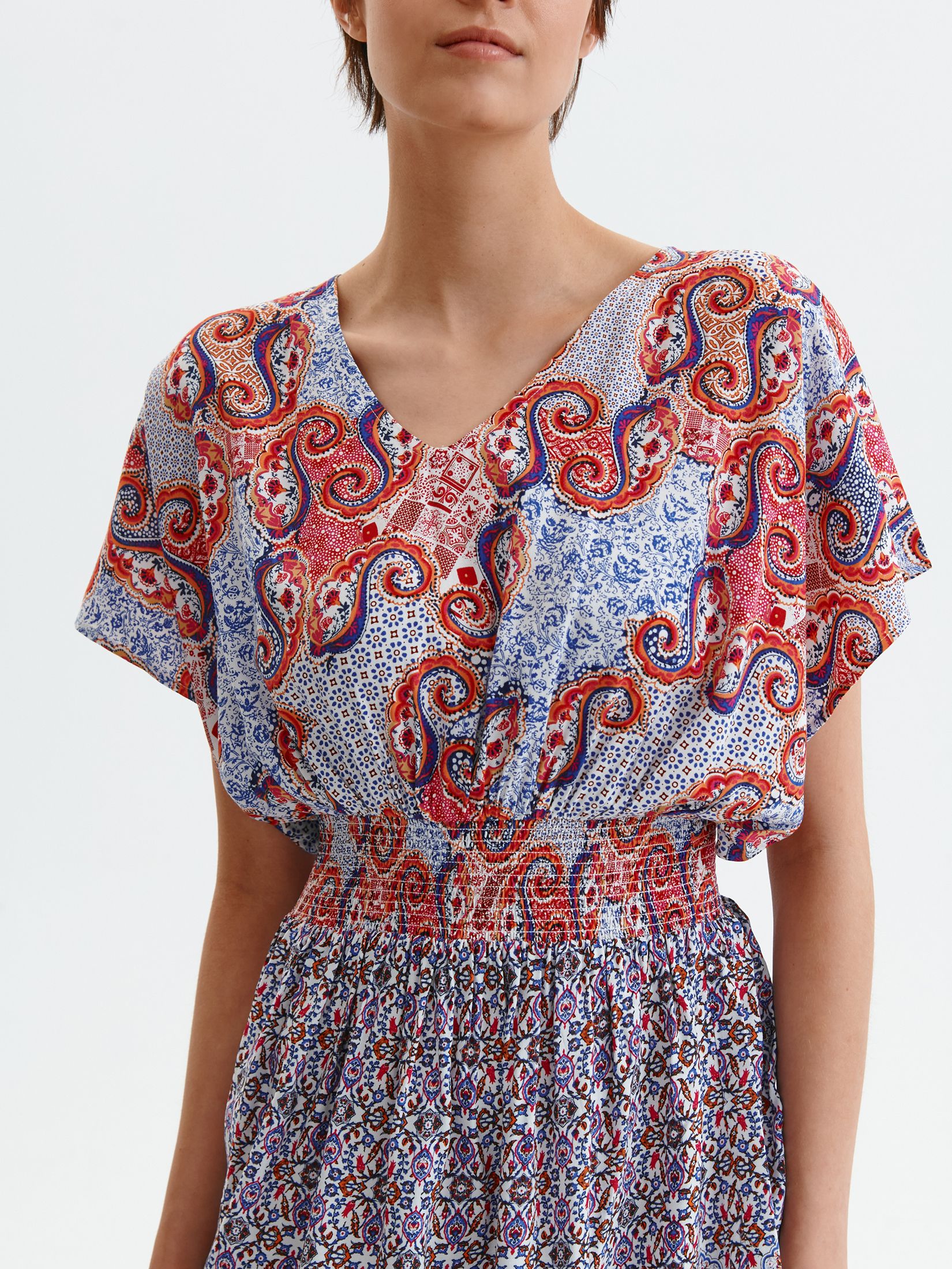 Sukienka we wzór z rękawem kimono