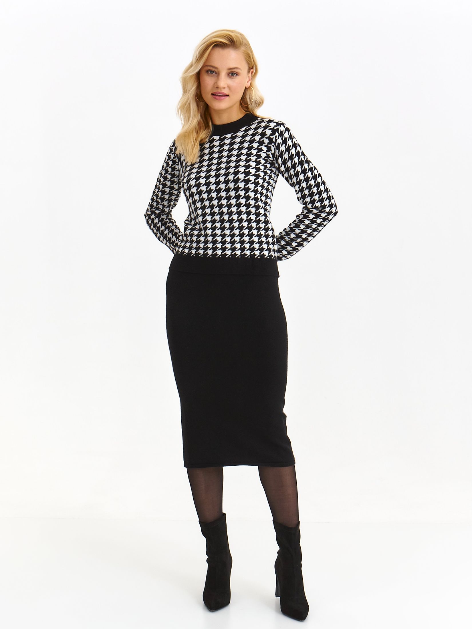 Sweter w biało czarną pepitkę