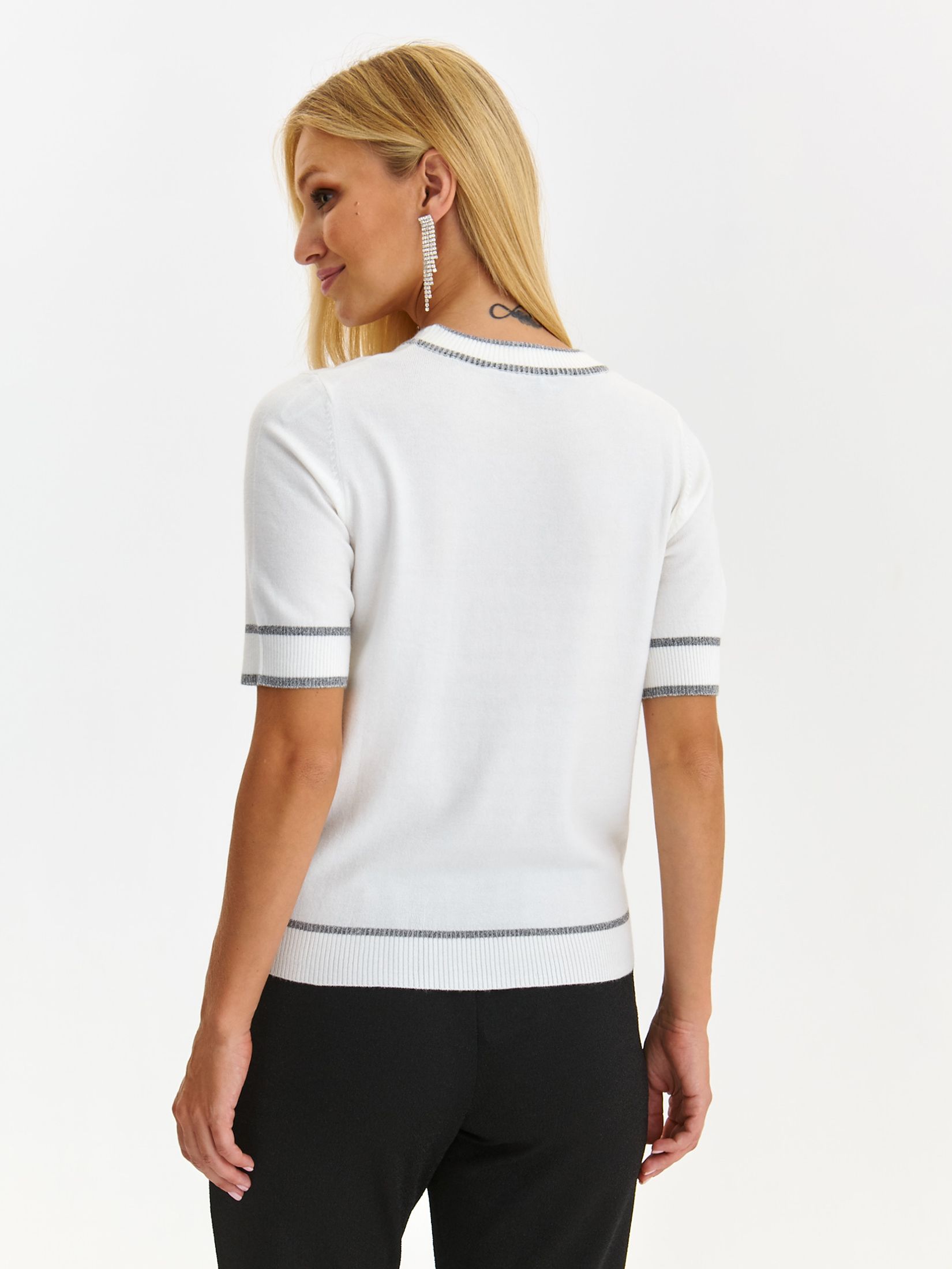 Sweter z ozdobnym przeszyciem