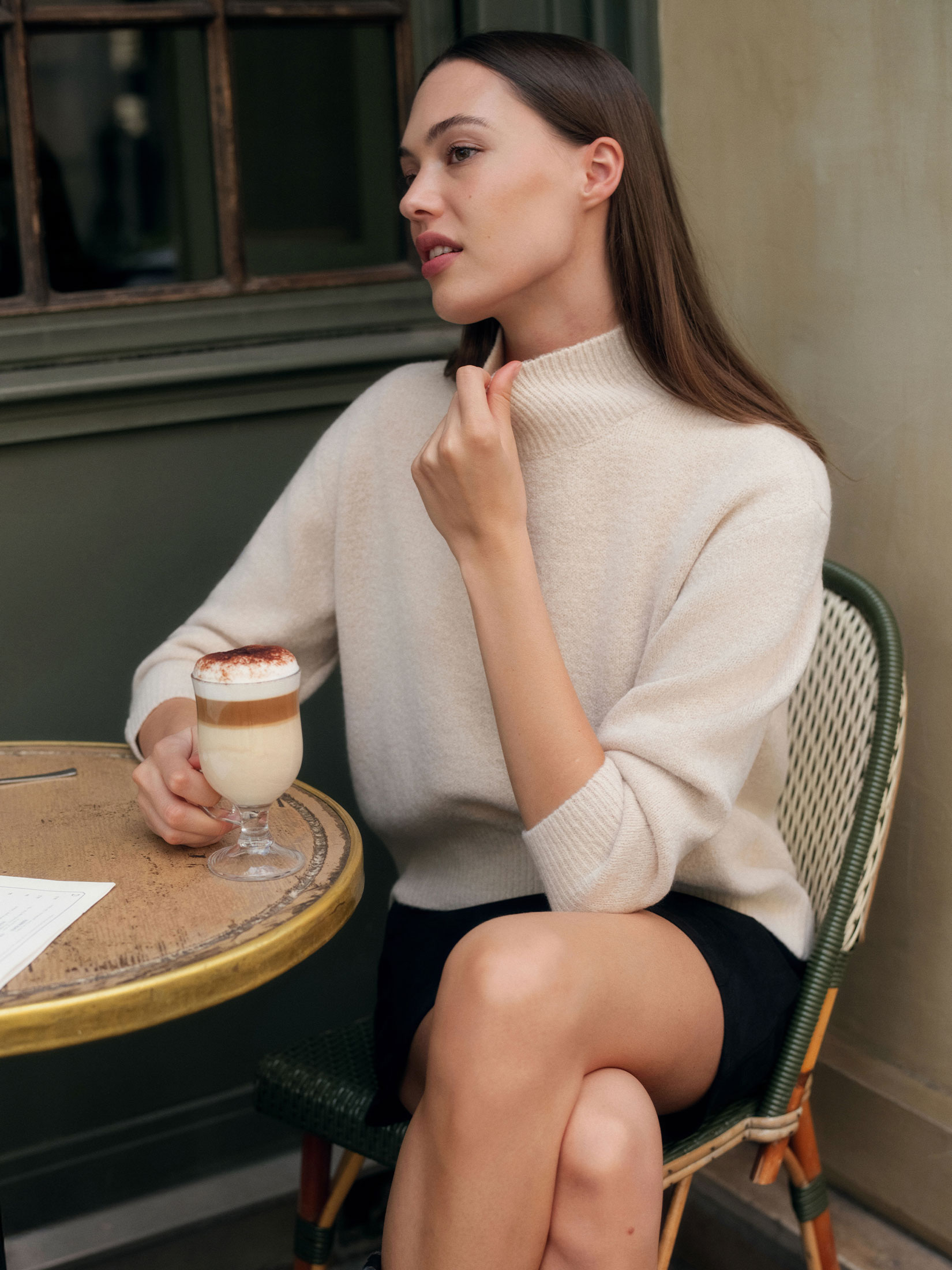 Beżowy sweter z rozcięciem z tyłu 