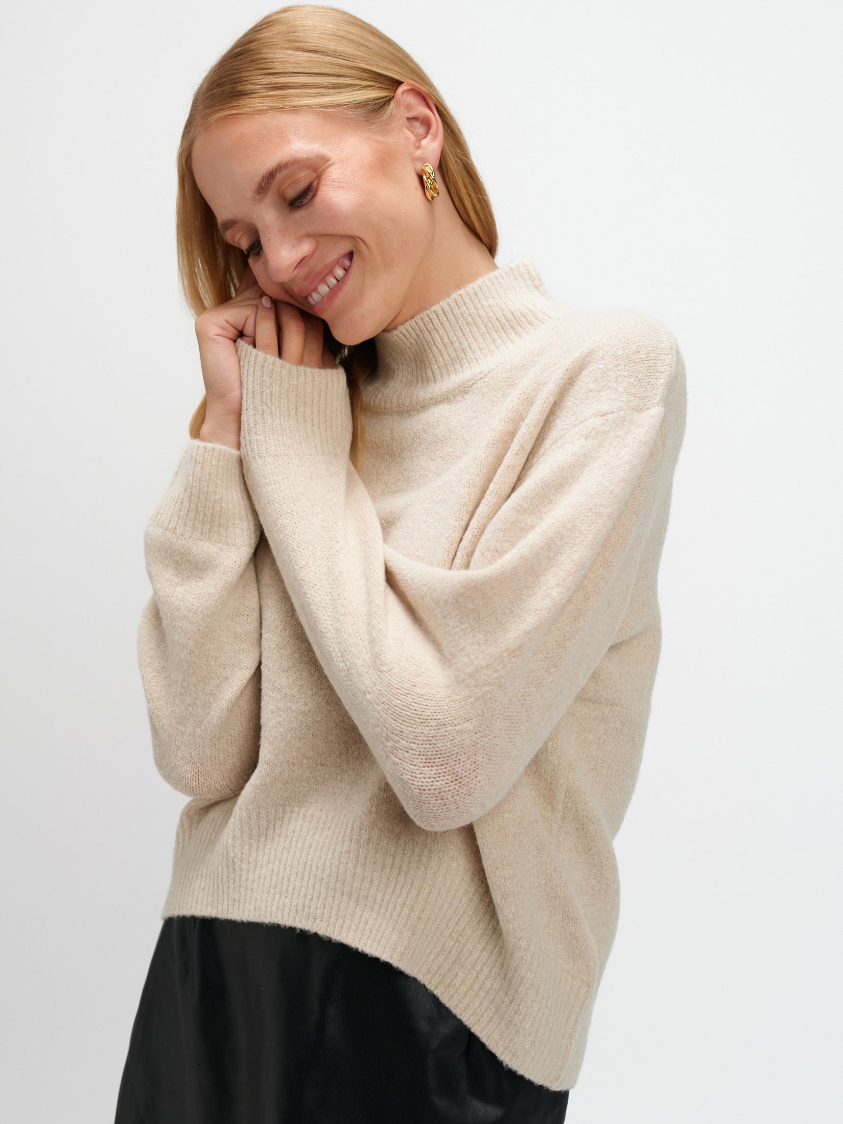 Beżowy sweter z rozcięciem z tyłu 