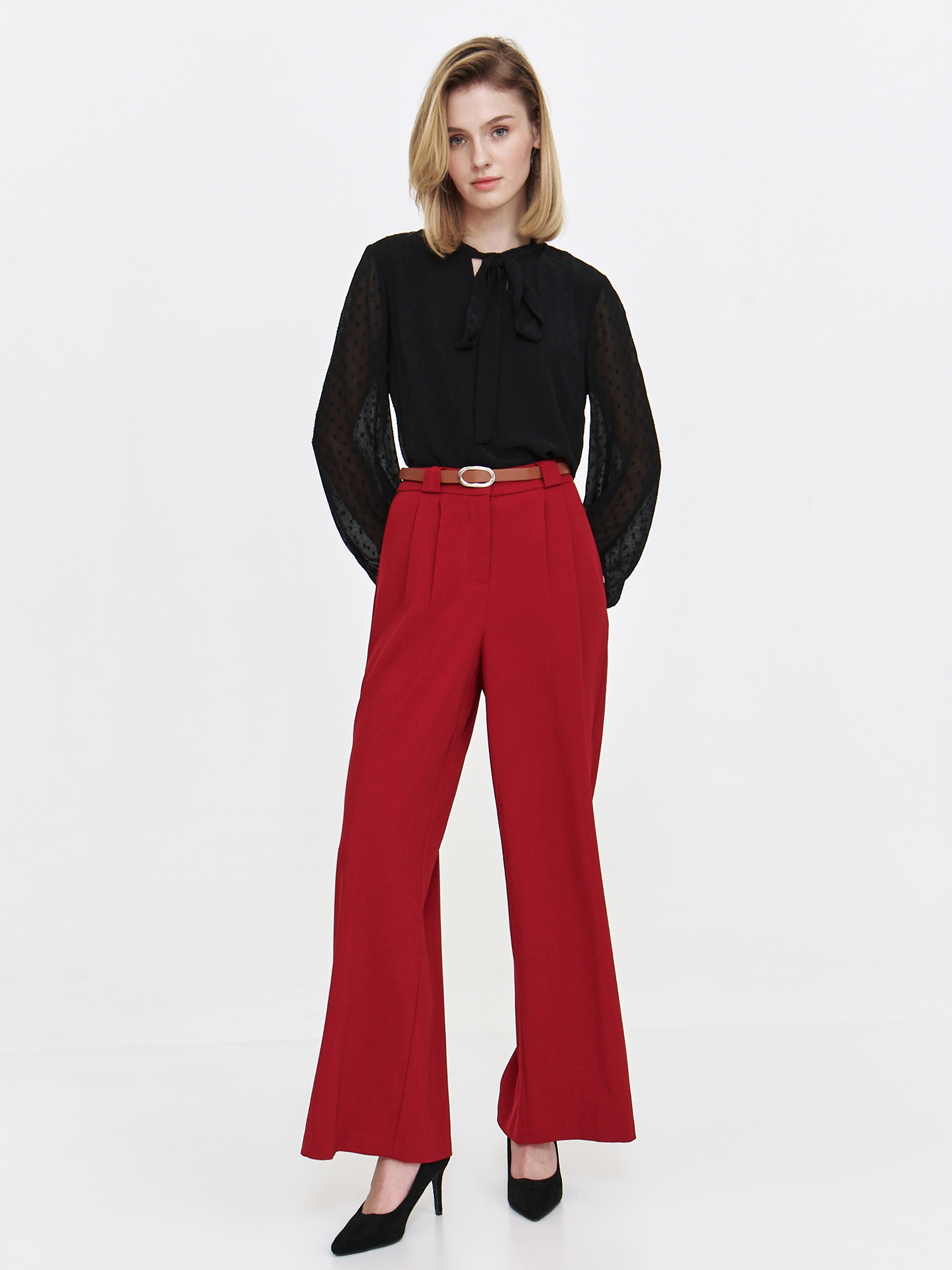 Bluzka z efektownym wiązaniem pod szyją 