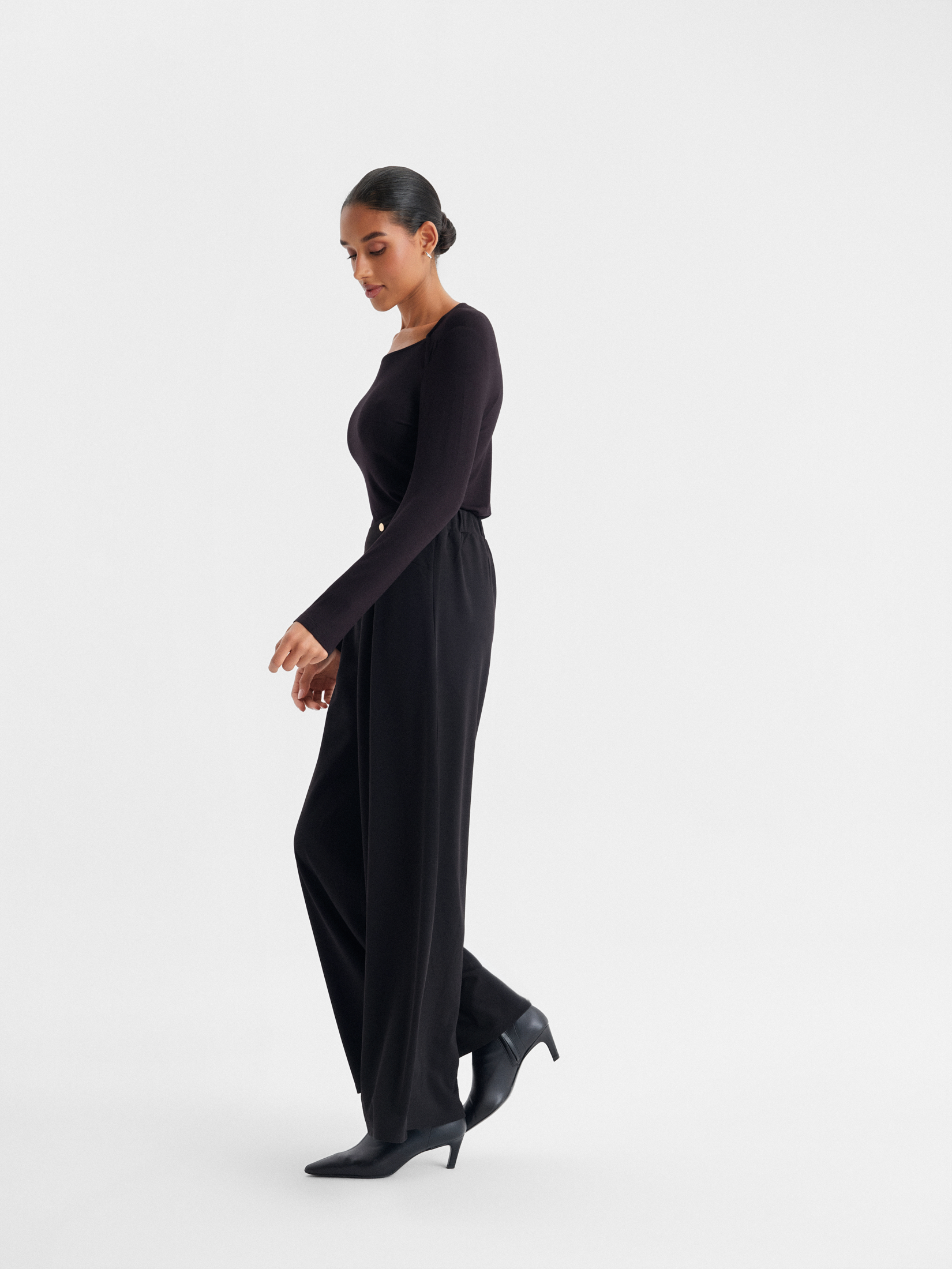 Czarne spodnie wide leg z wysokim stanem 