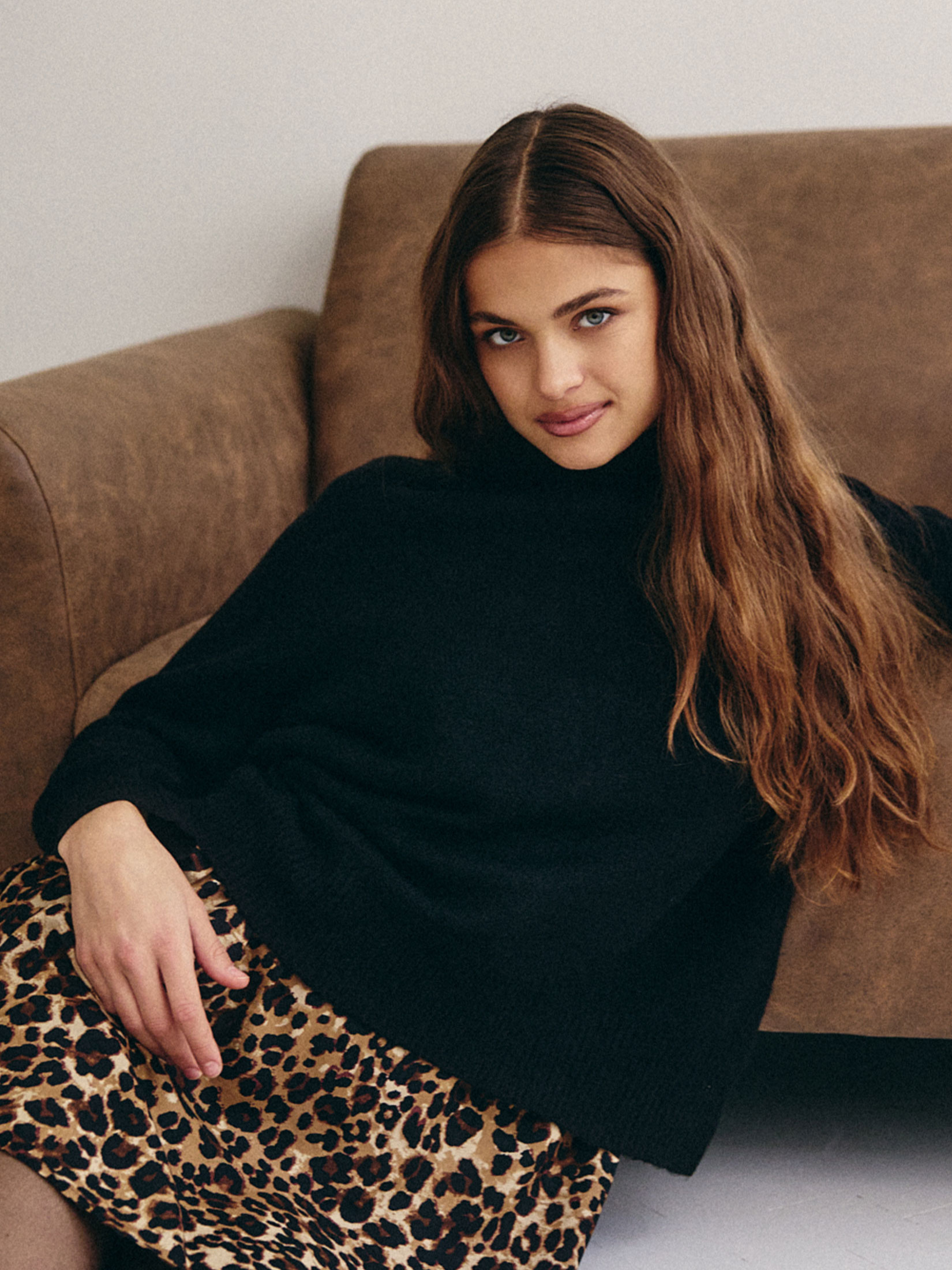 Czarny sweter z rozcięciem z tyłu, Top Secret