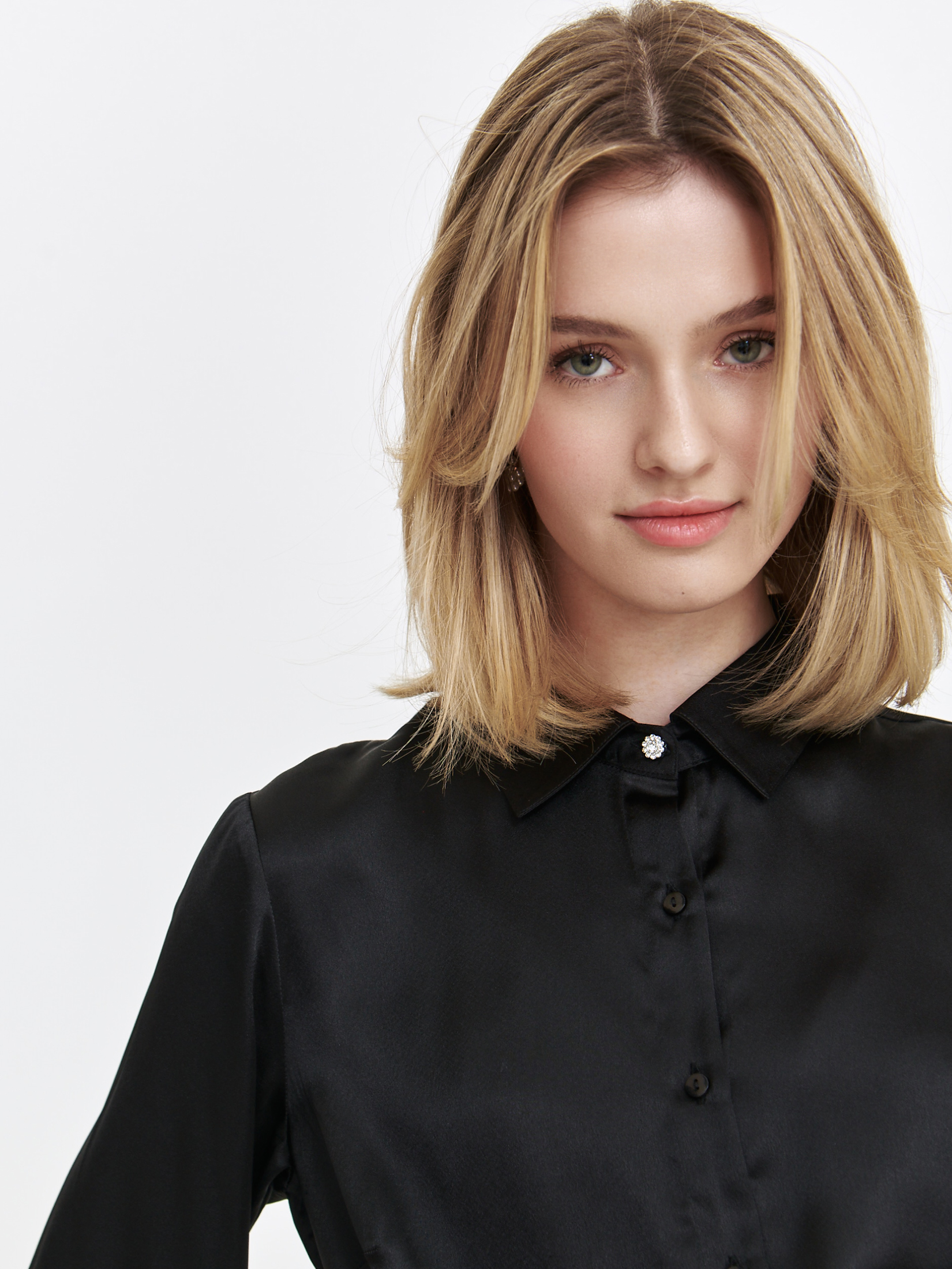 Czarna koszula z ozdobnymi guzikami 