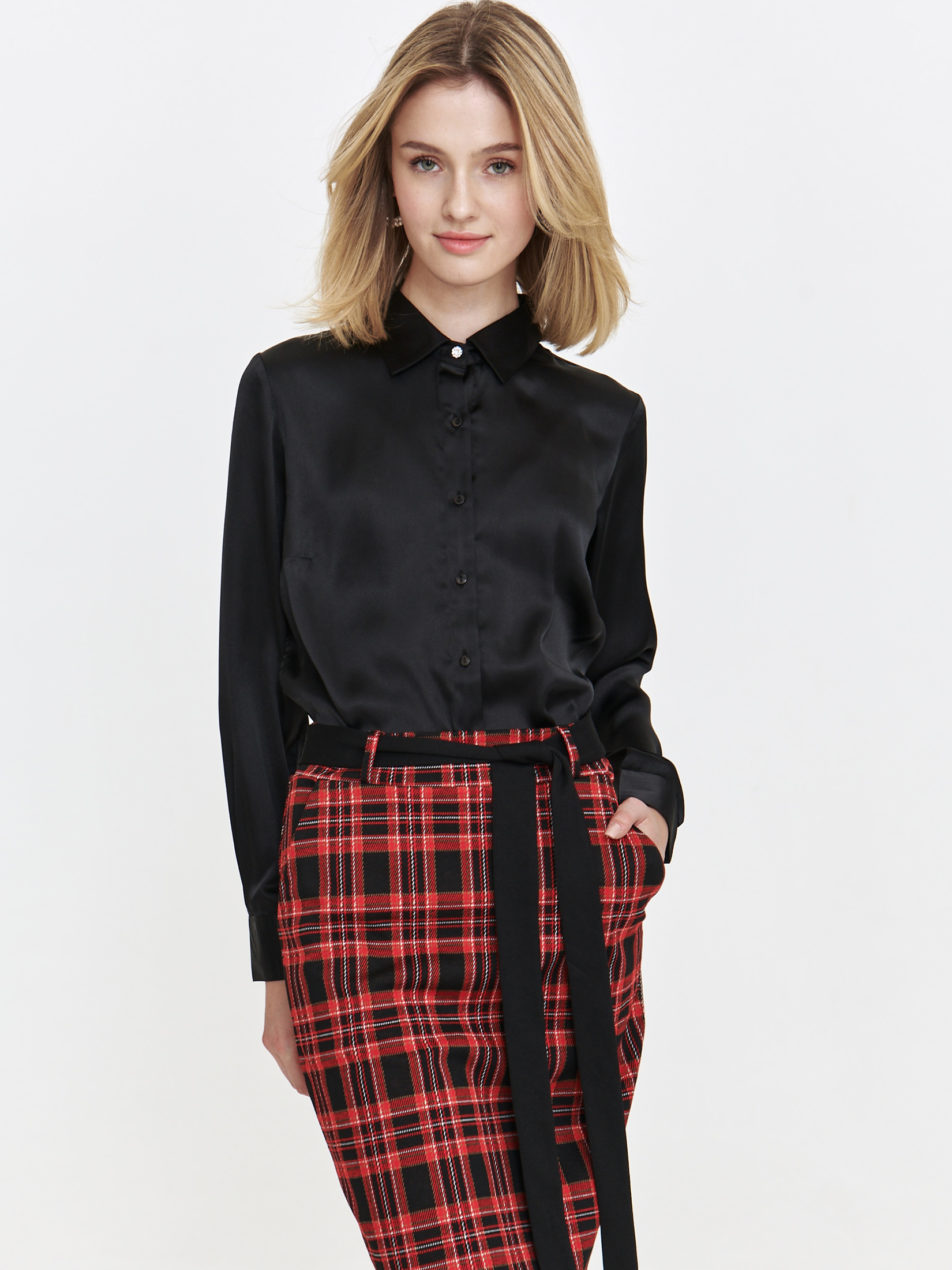 Czarna koszula z ozdobnymi guzikami 