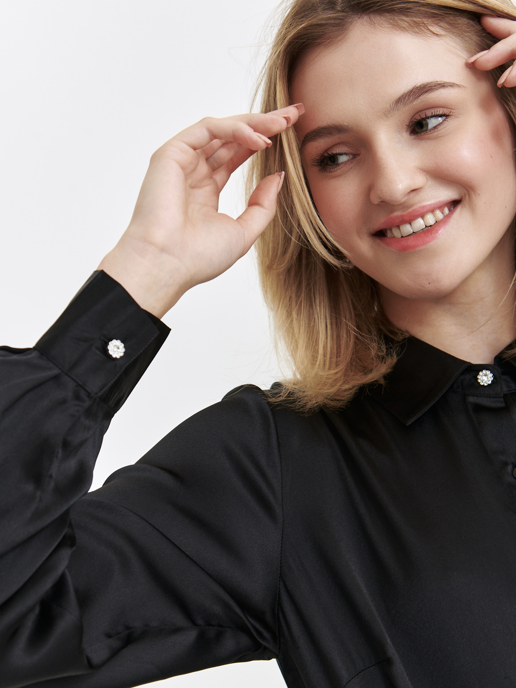 Czarna koszula z ozdobnymi guzikami 