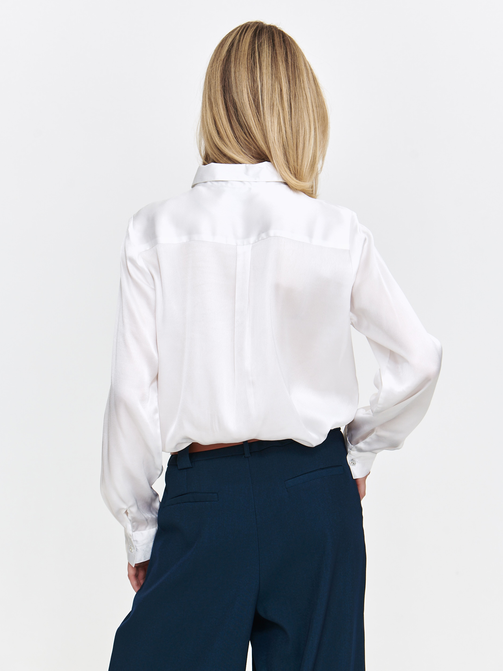 elegancka biała koszula satynowa 