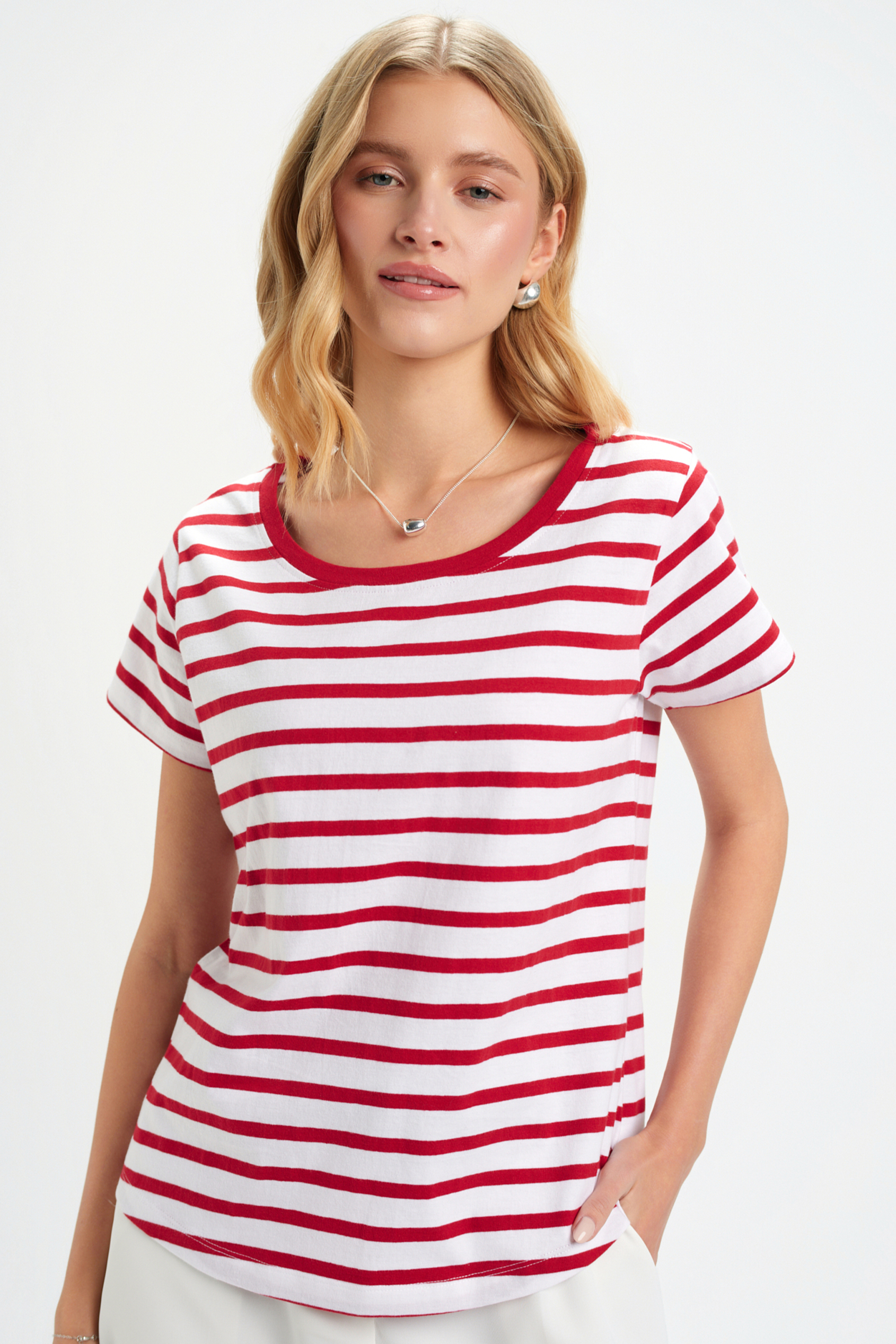 Top w czerwone paski