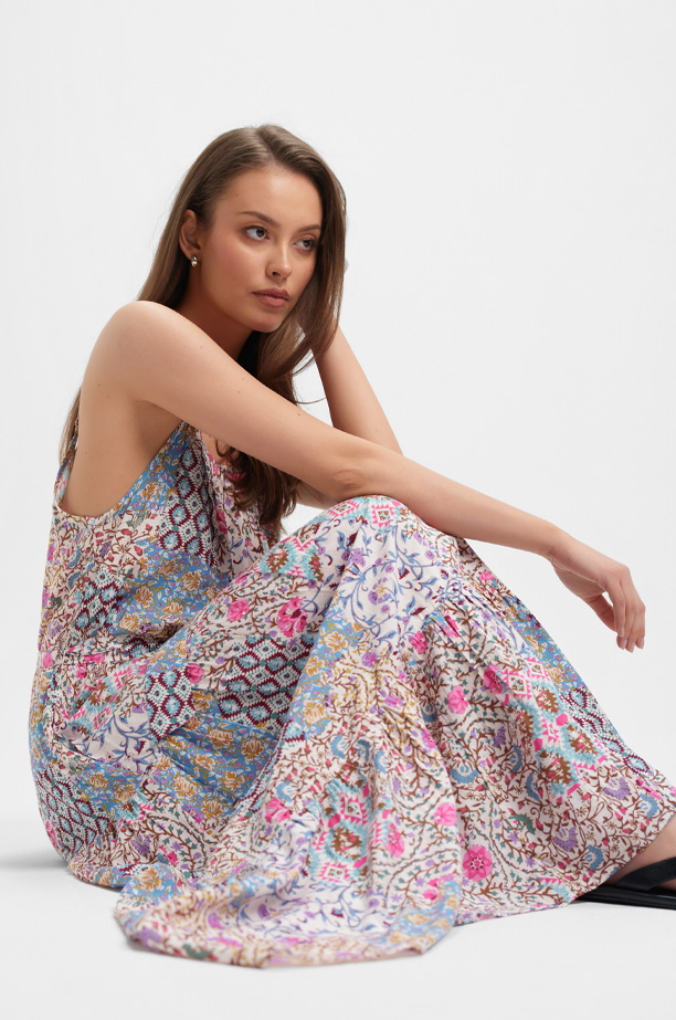 Długa sukienka z boho printem