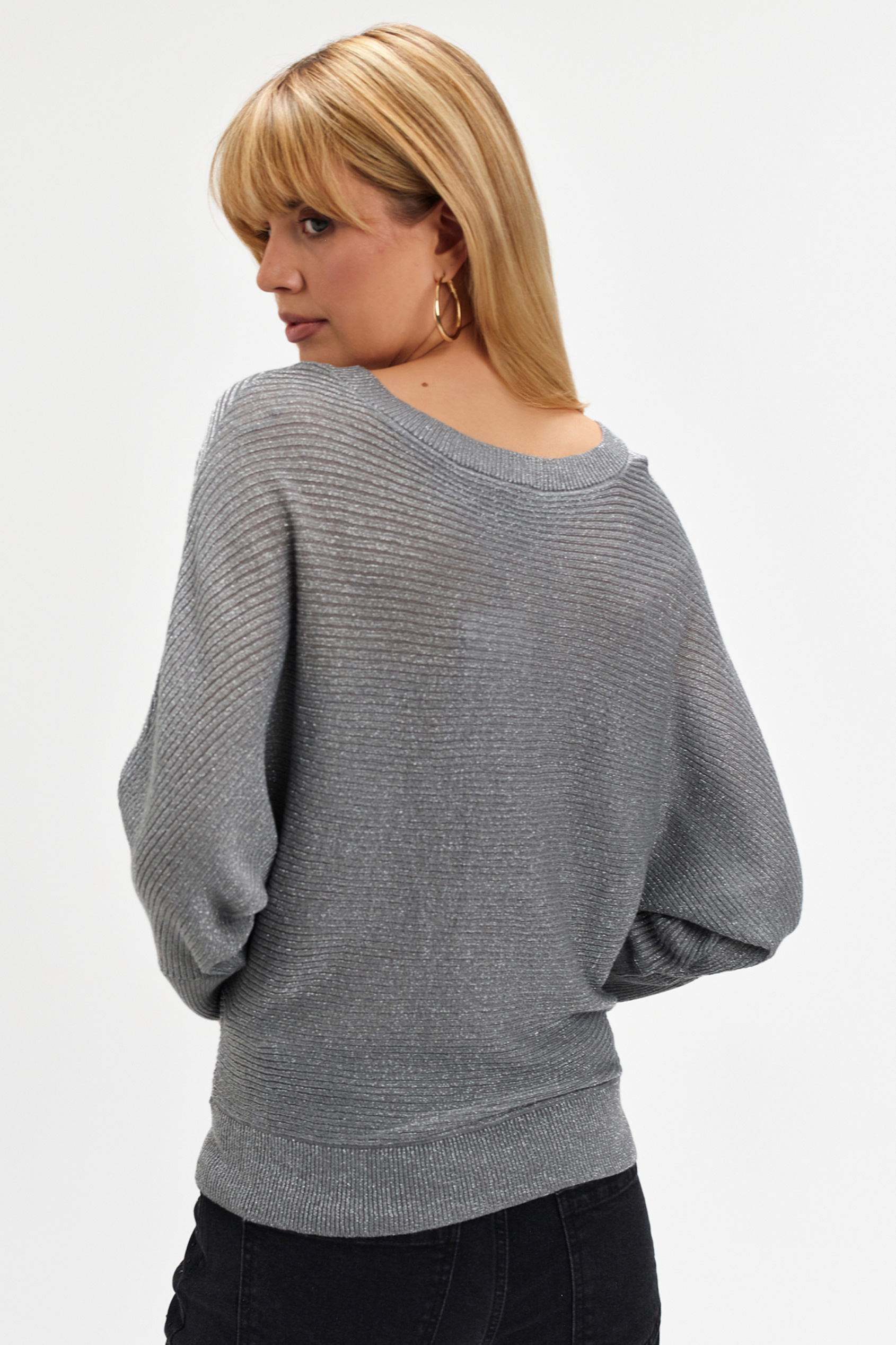 Szary sweter z rękawem typu nietoperz