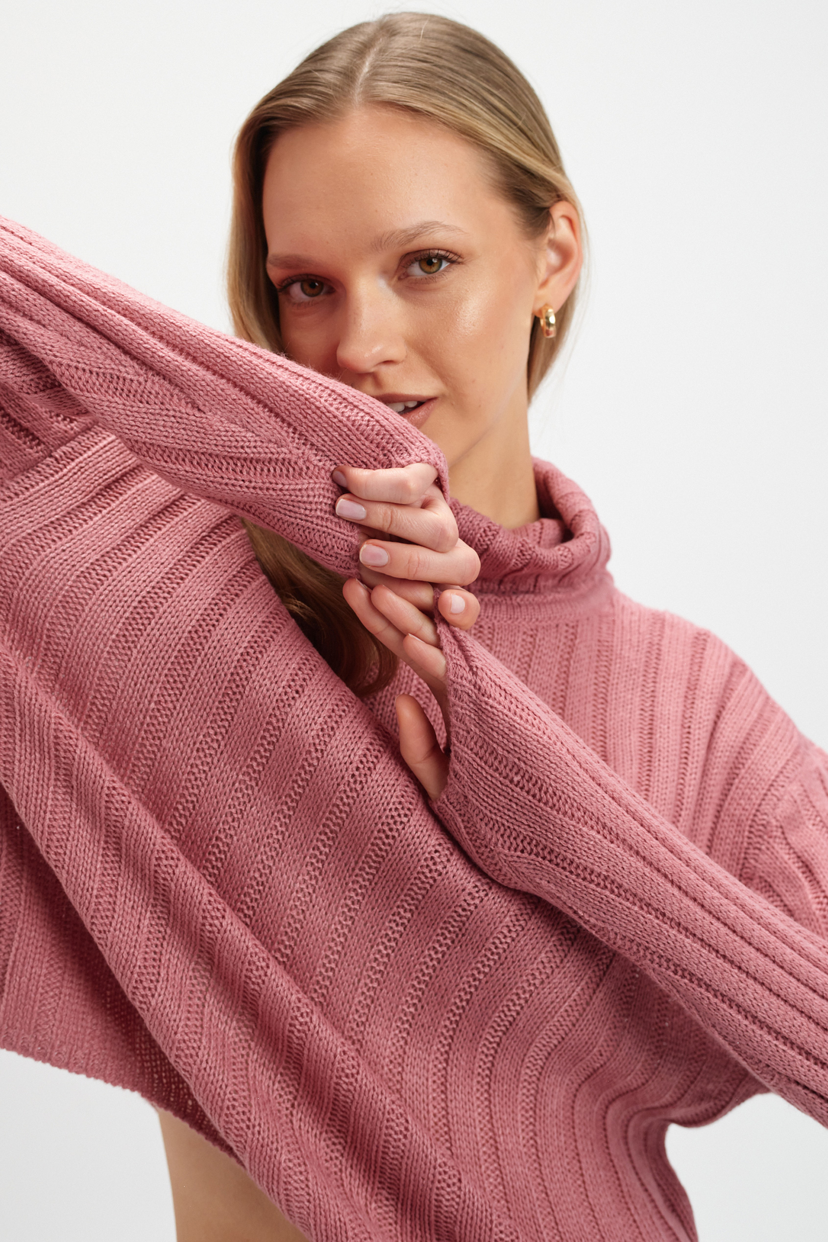 Sweter z golfem pudrowy róż