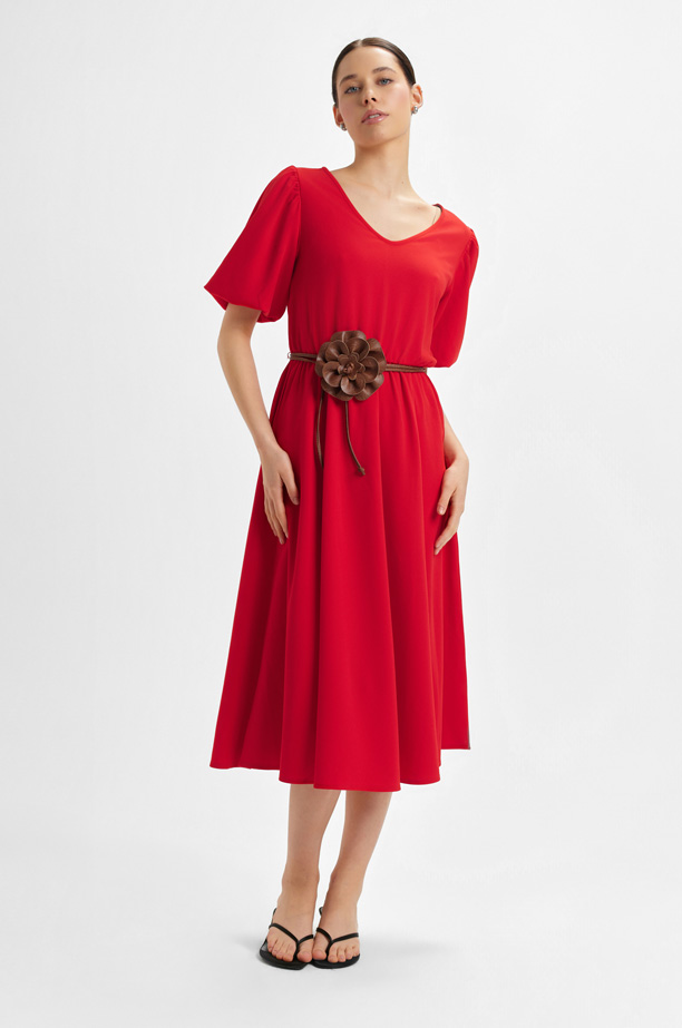 Czerwona sukienka z paskiem w talii