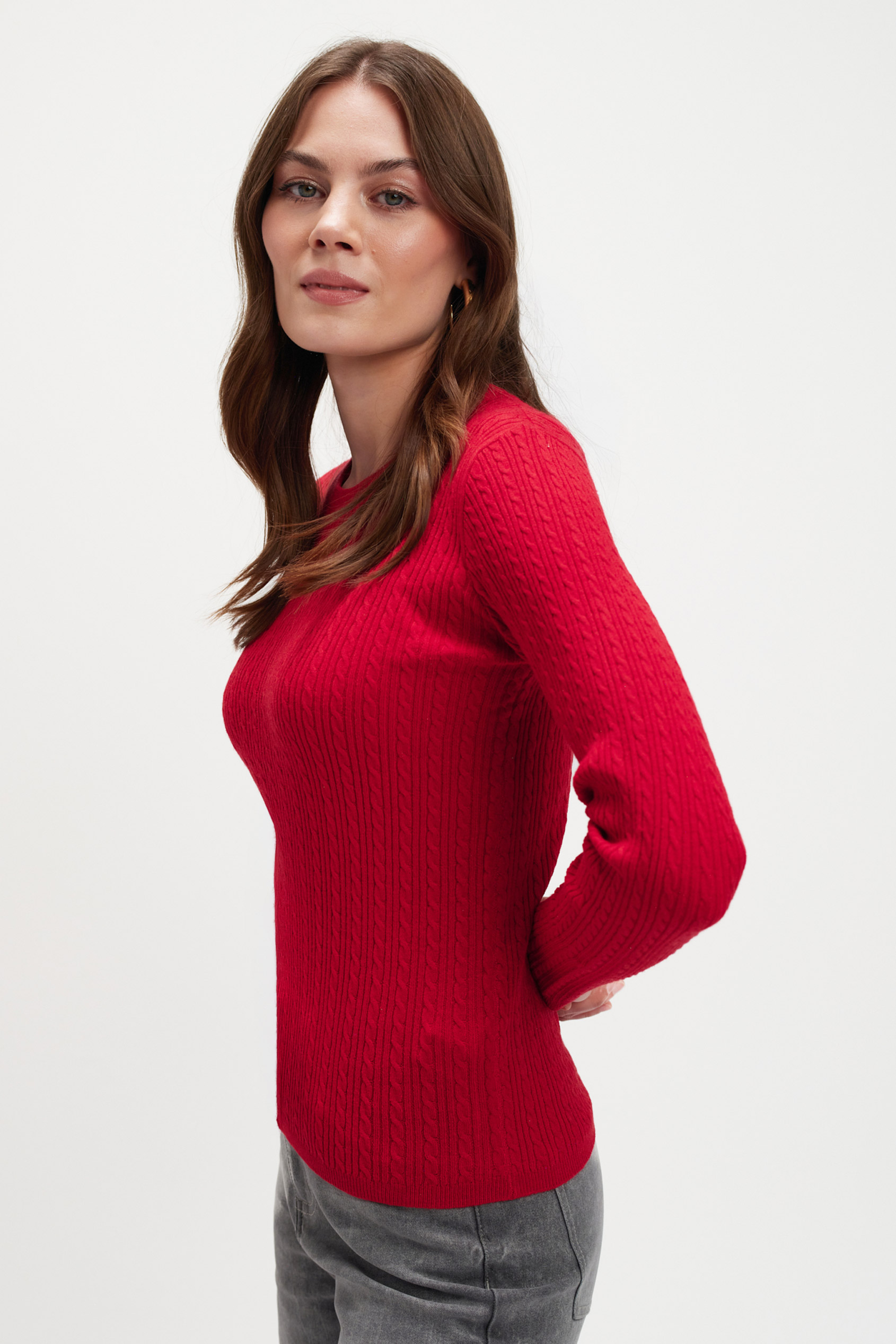 Czerwony sweter z plecioną fakturą