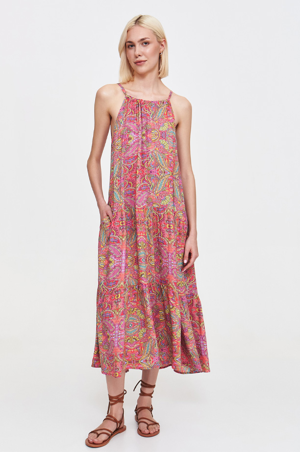 Sukienka z efektownym dekoltem halter