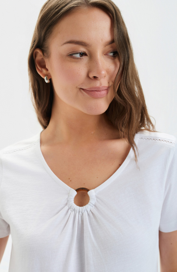 Biały top z aplikacją przy dekolcie