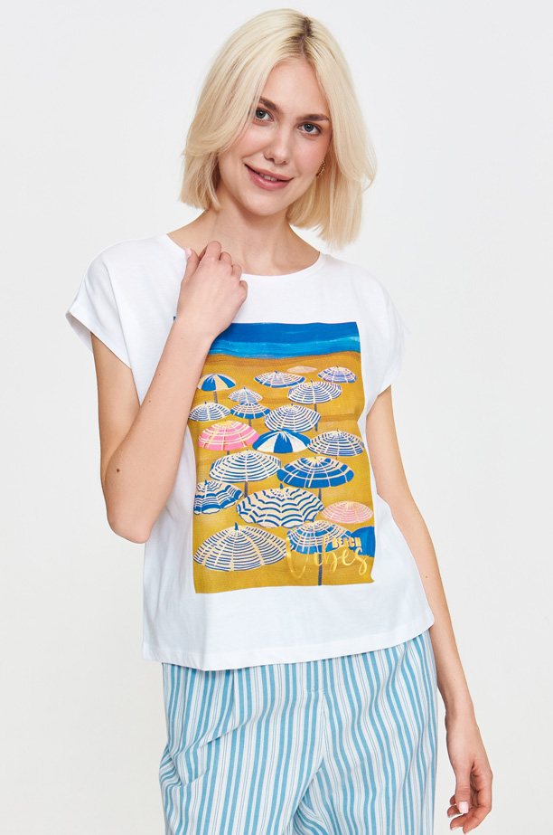 Biały t-shirt z wakacyjnym motywem