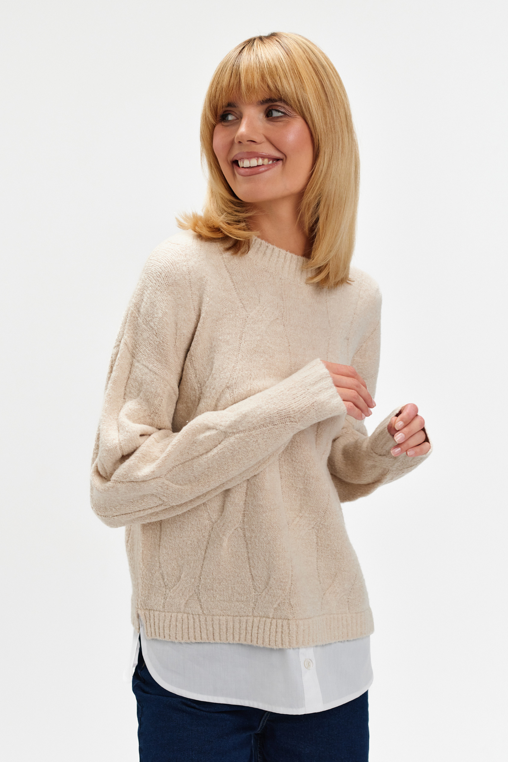 Beżowy sweter z koszulową wstawką