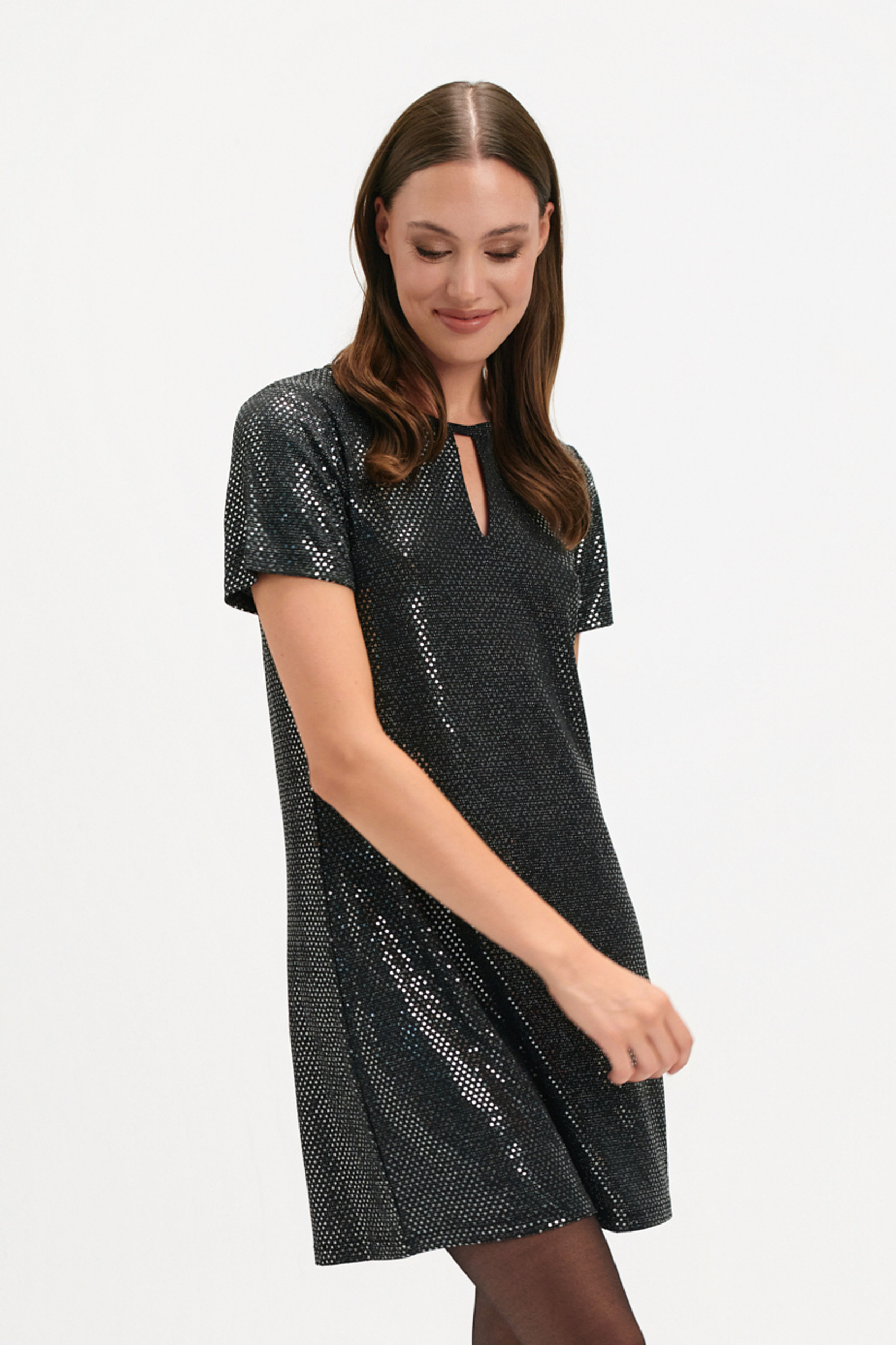 Błyszcząca sukienka o prostym kroju Błyszcząca sukienka o prostym kroju