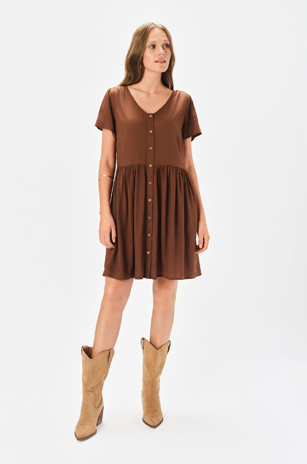 Brązowa sukienka o luźnym kroju