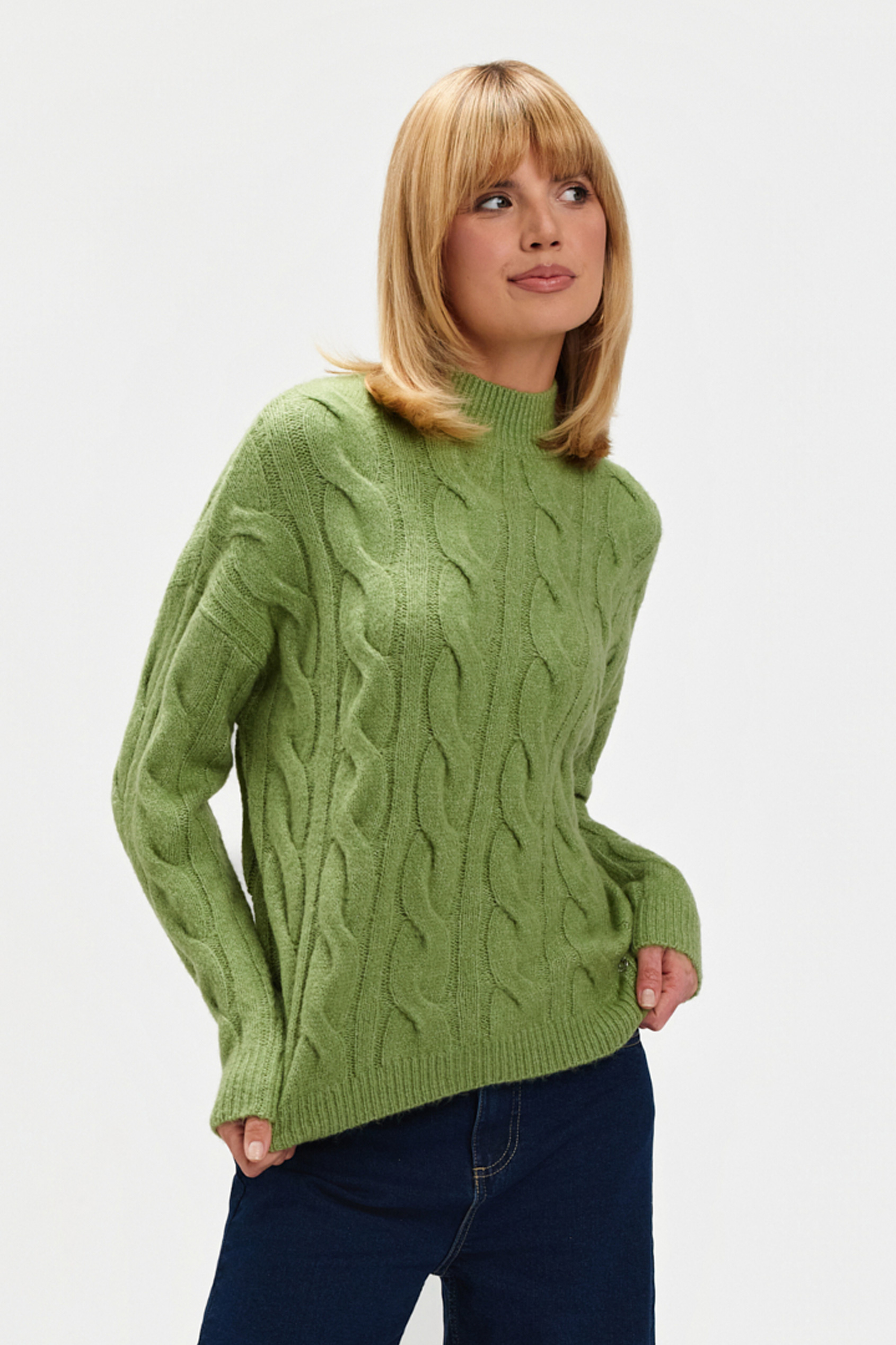 Oliwkowy sweter z warkoczowym splotem