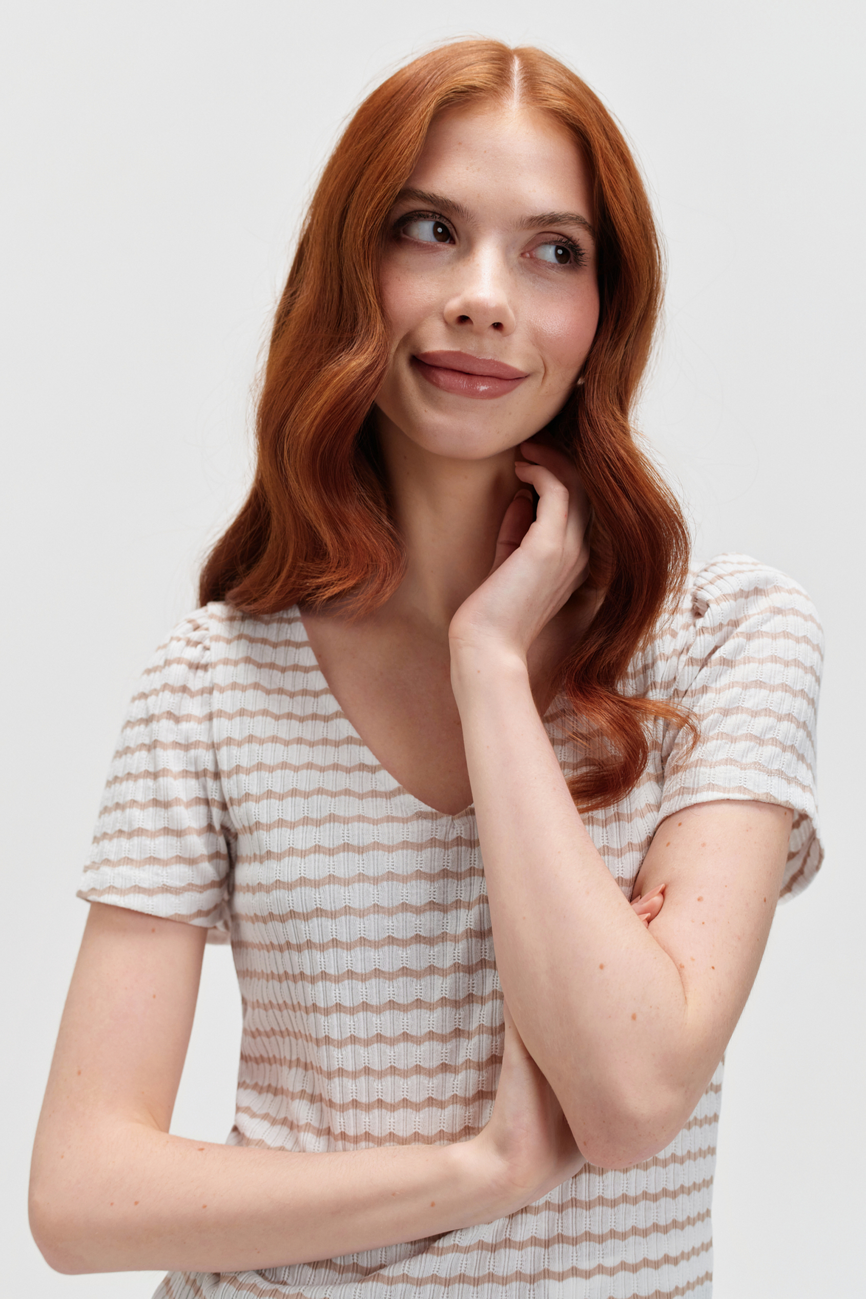 Top w beżowe paski z dekoltem w serek