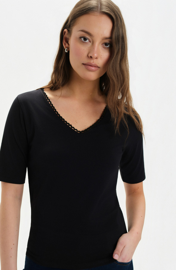 Czarny dopasowany top z dekoltem w serek