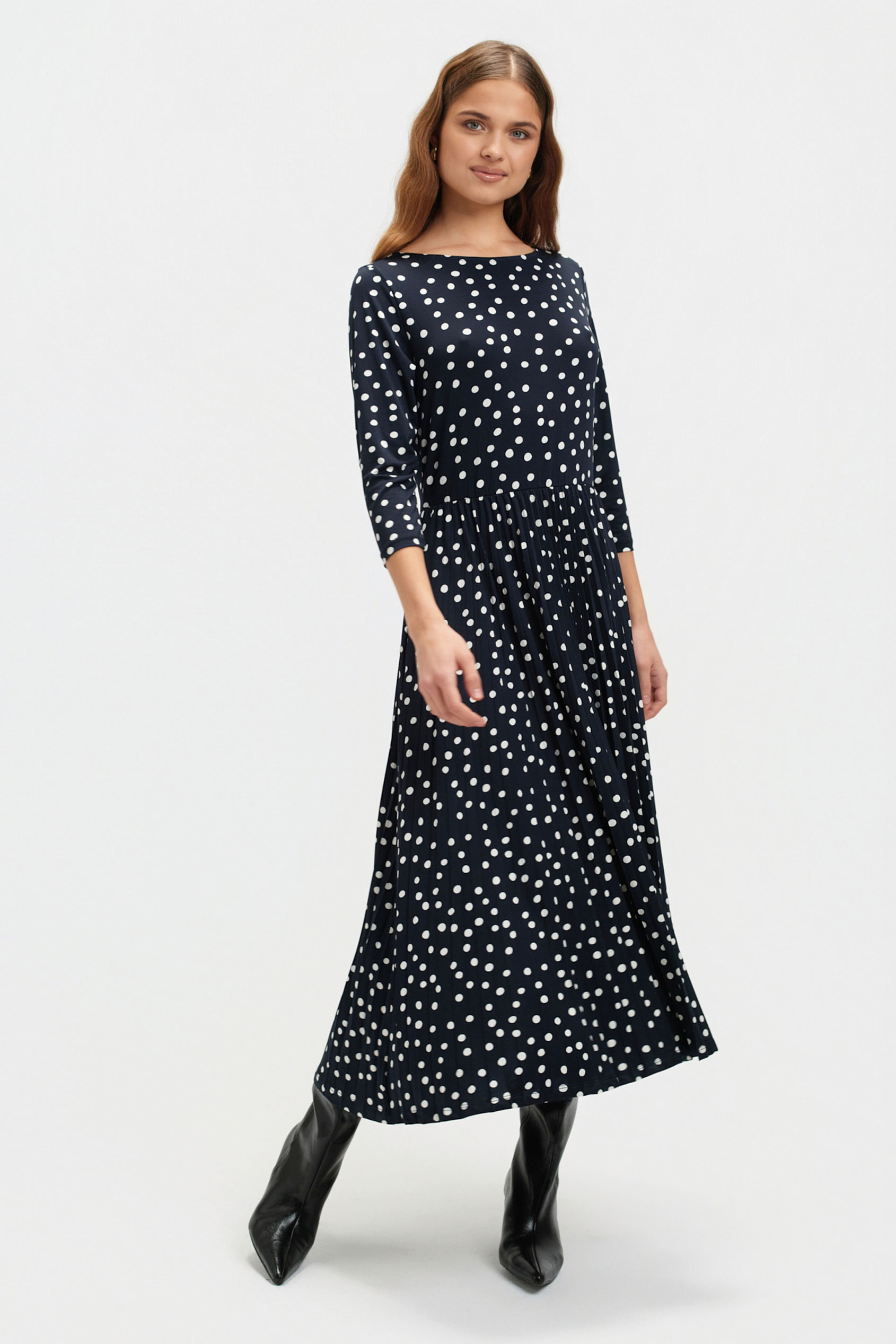 Granatowa sukienka z plisowanym dołem