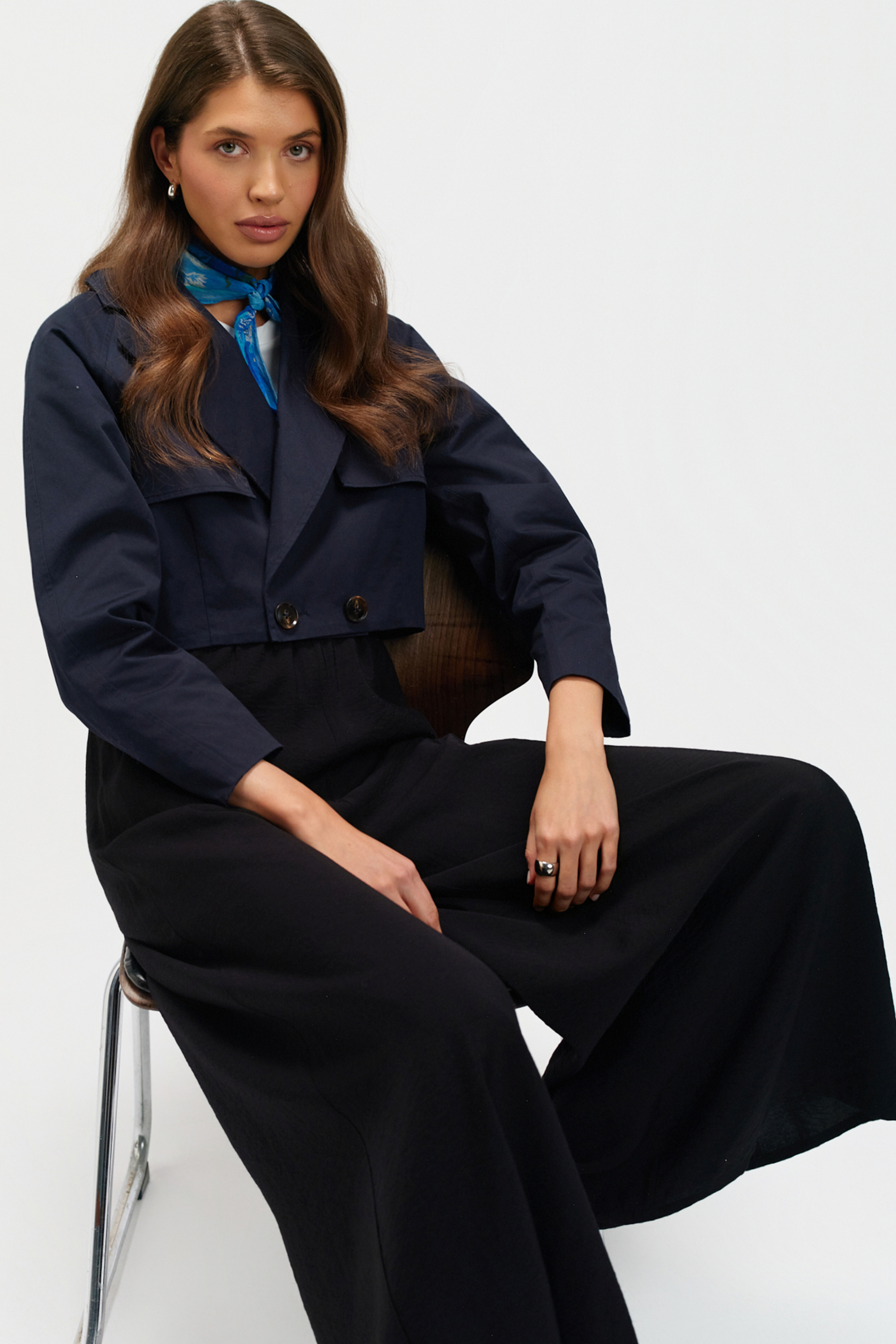 Krótki granatowy trencz