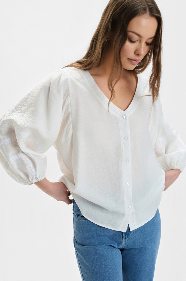 Biała bluzka z bufiastymi rękawami