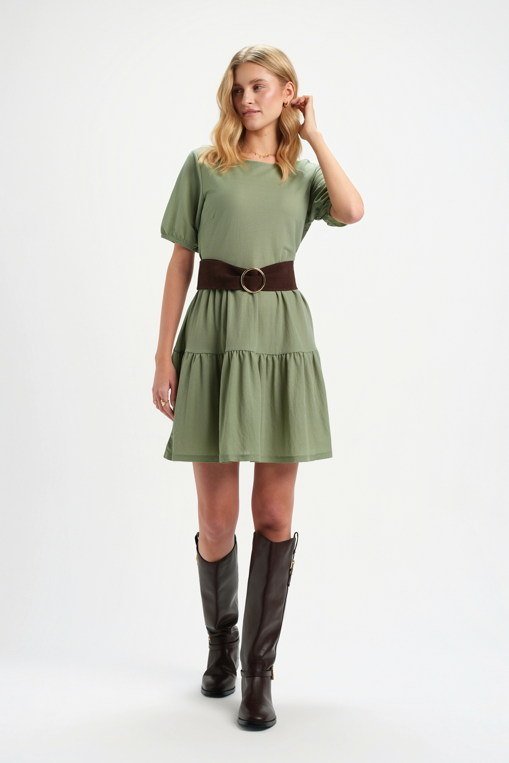 Oliwkowa sukienka z falbanką u dołu