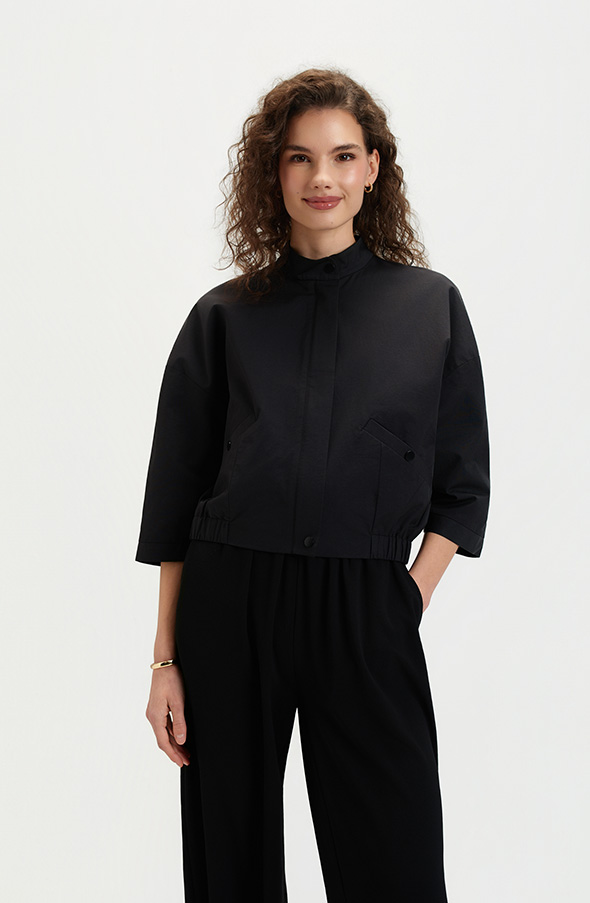 Czarna kurtka bomberka