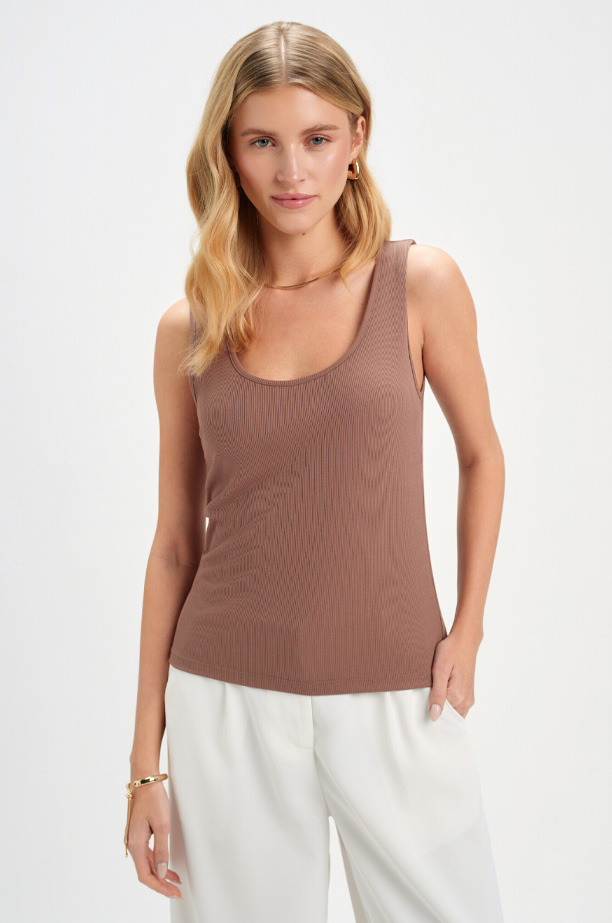Beżowy top na ramiączkach