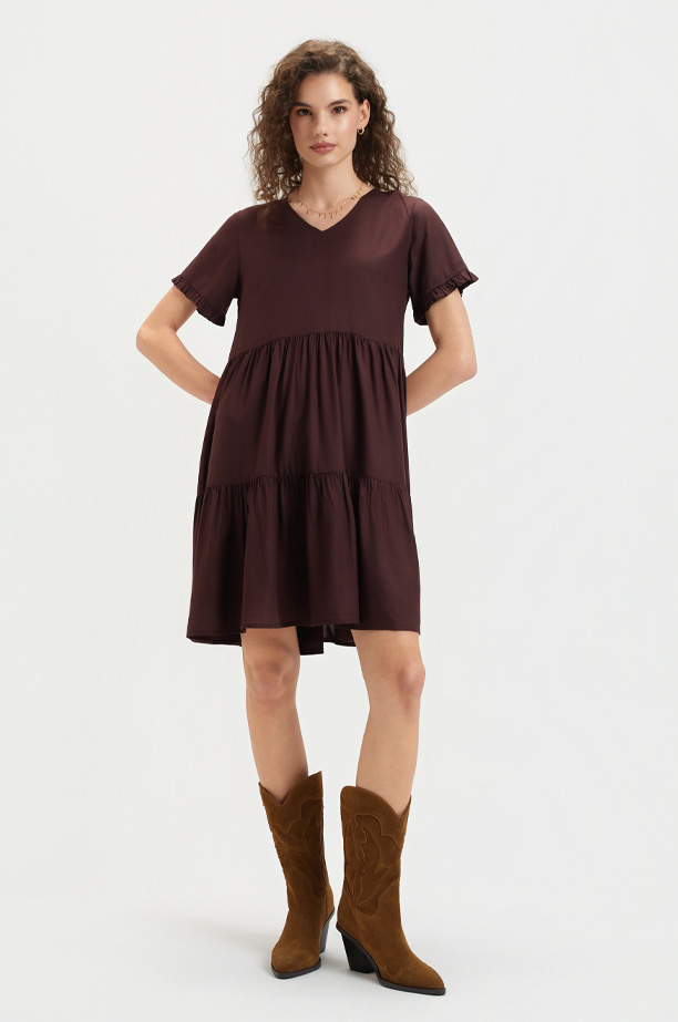 Brązowa sukienka z krótkim rękawem