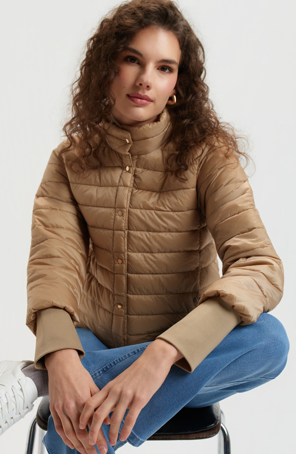 Beżowa kurtka z pikowaniem