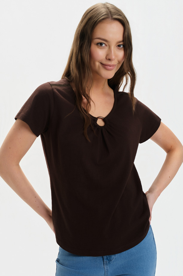 Ciemnobrązowy top z aplikacją przy dekolcie
