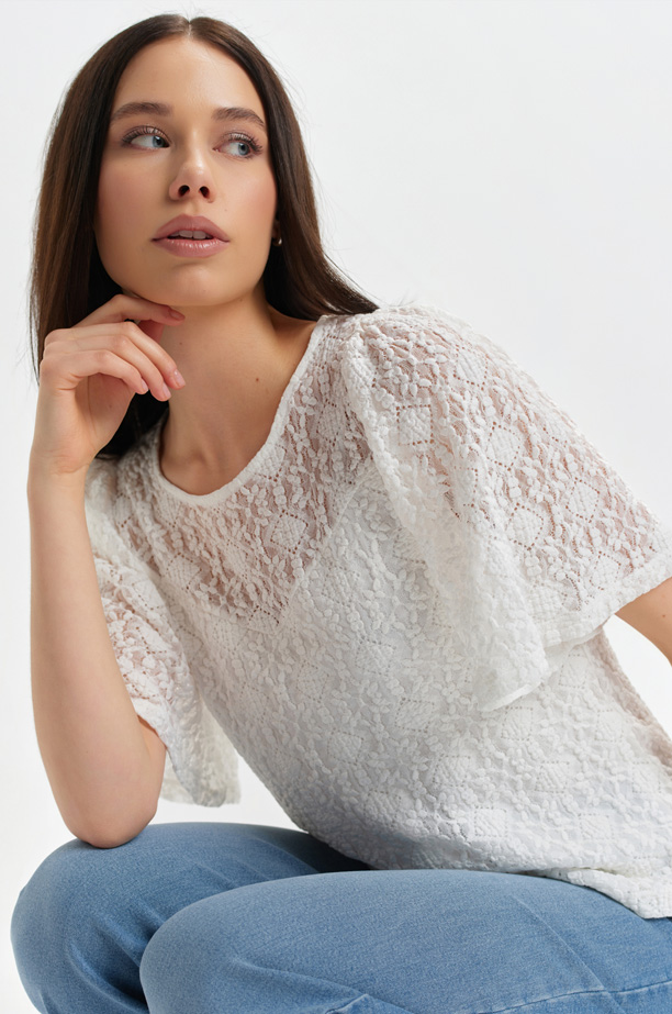 Top z rustykalnej koronki