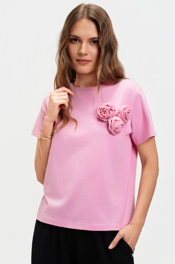 Pastelowo-różowy top z kwiatem